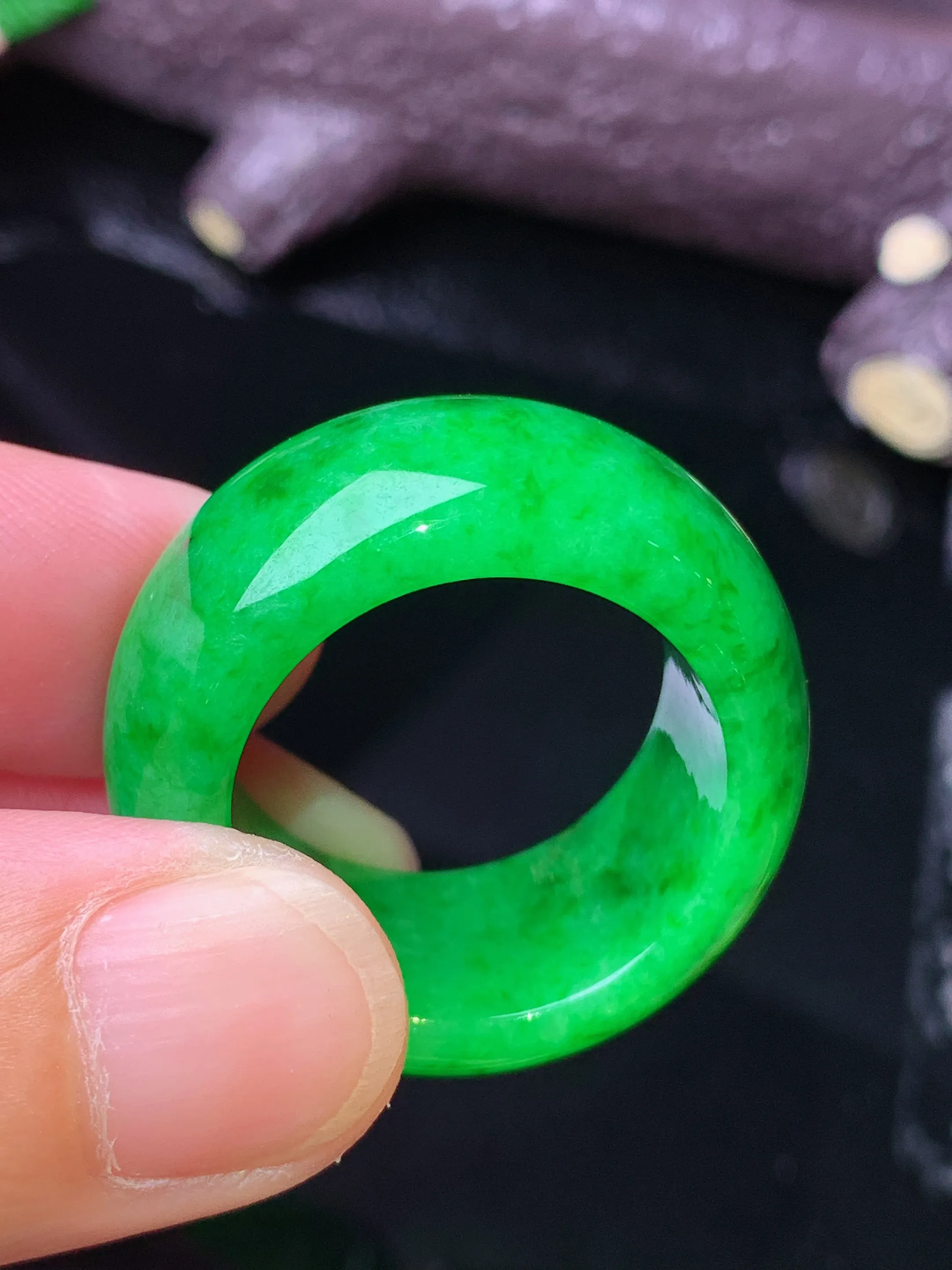 满绿戒指 玉质细腻 色泽清新艳丽 圈口22.5 整体尺寸30*12.7*5.2