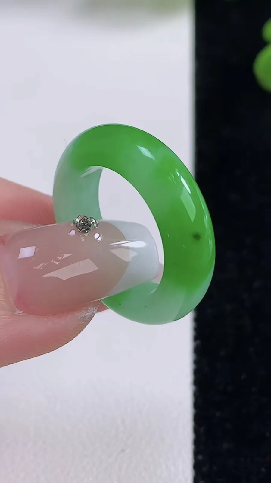 翡翠a货冰种飘阳绿指环 戒指，尺寸17-5.6-3.6，重量:4.78g