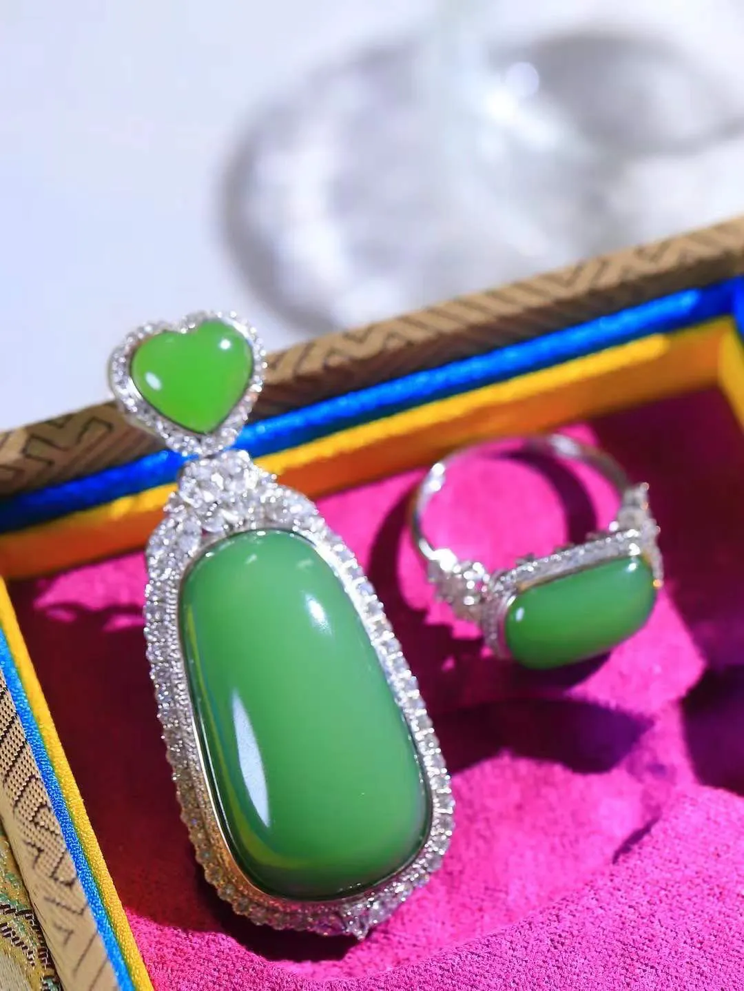 一套【金镶玉.套装】

收藏传家级臻品️和田玉碧玉戒指 吊坠 套装，18k金精工镶嵌，器形圆润饱满，玉质温润细腻，做工精细圆滑，饱满精致，器形优雅，寓意平安无事，如意顺心。（保真金，可鉴定贵金属18k金）
吊坠尺寸30.4-16.8mm    戒指尺寸16.9-13.6-8.2mm总重19.4克  82120578A