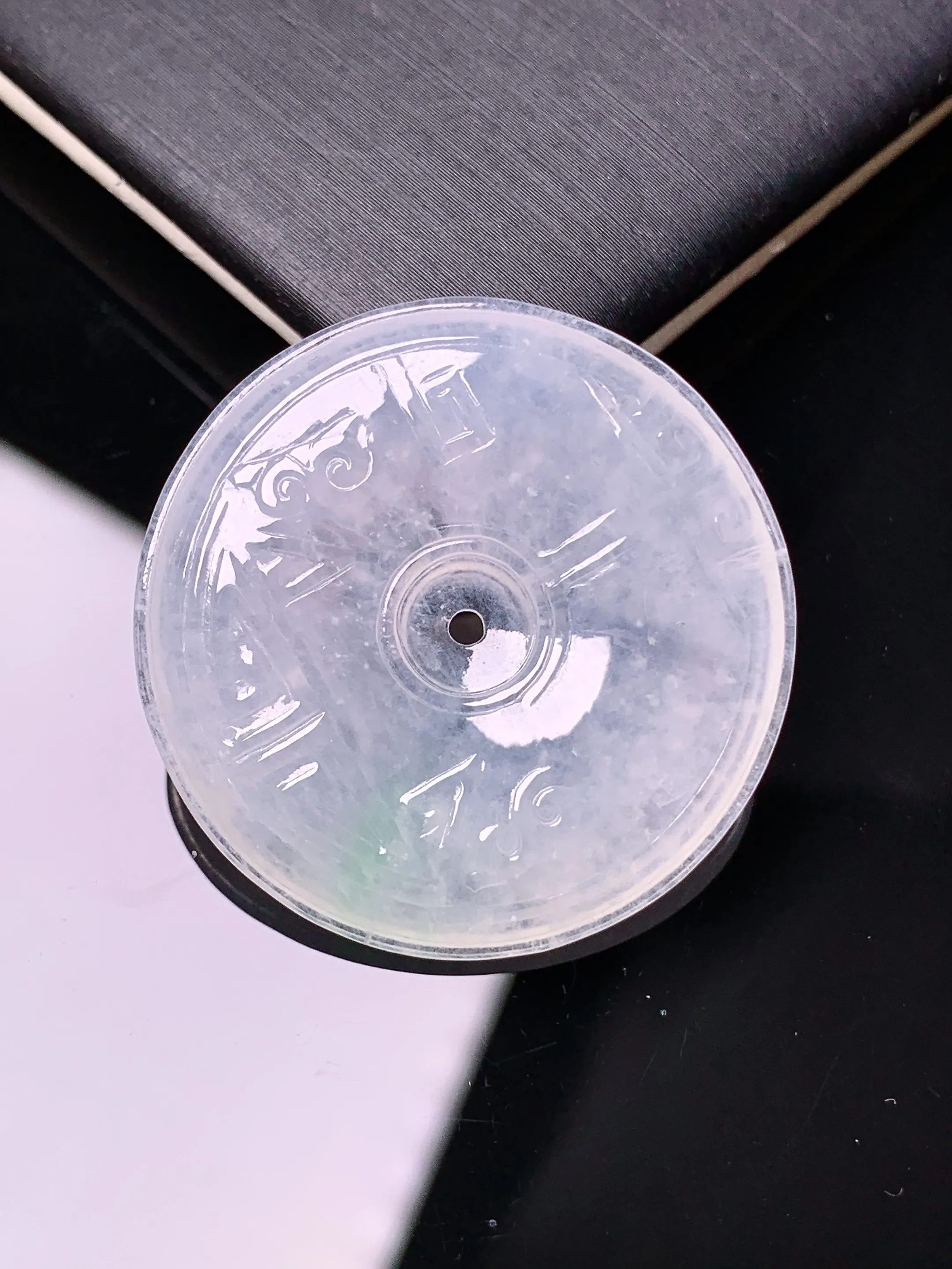 冰种雕花平安扣吊坠 玉质细腻 色泽清新艳丽 整体尺寸30.5*5.5