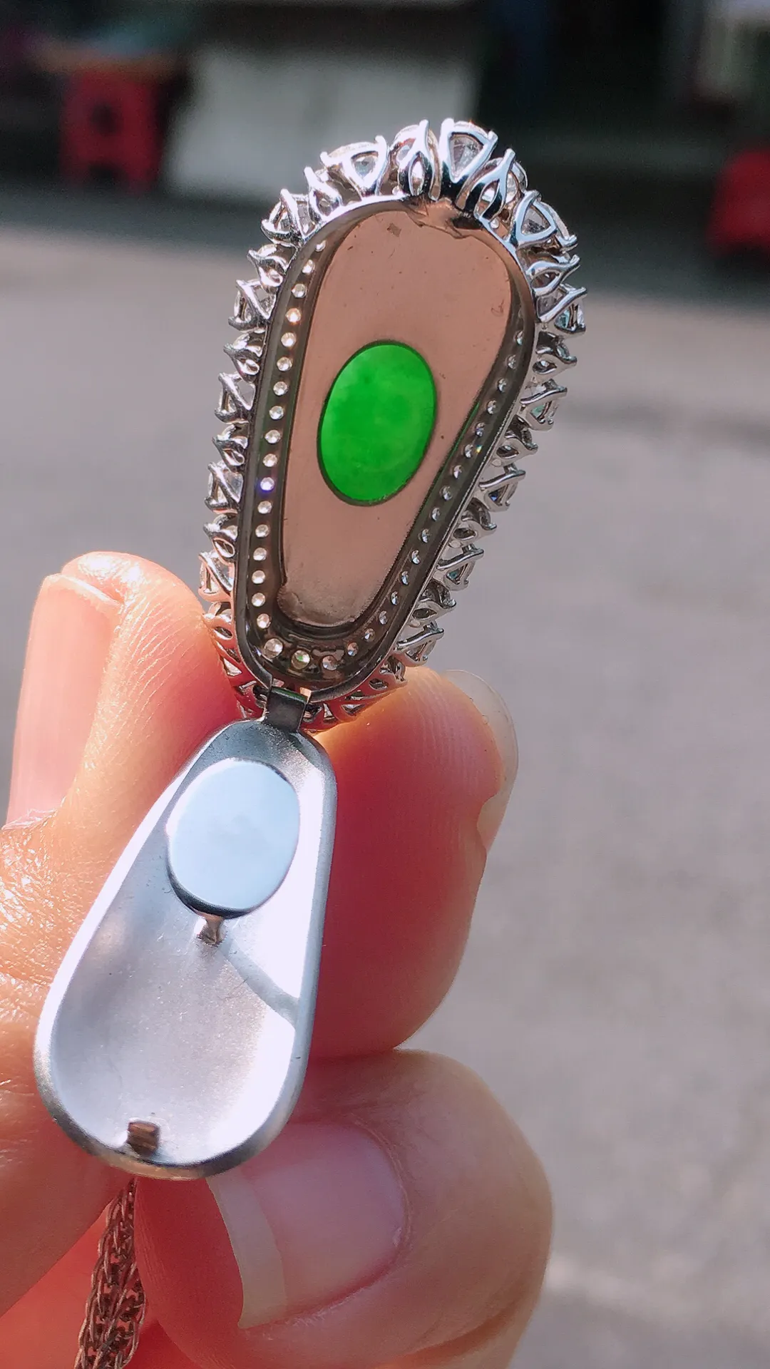 阳绿福豆吊坠，色泽均匀艳丽，玉质细腻，荧光感超
强，饱满圆润，尽显优雅气质，18k
金豪华镶嵌