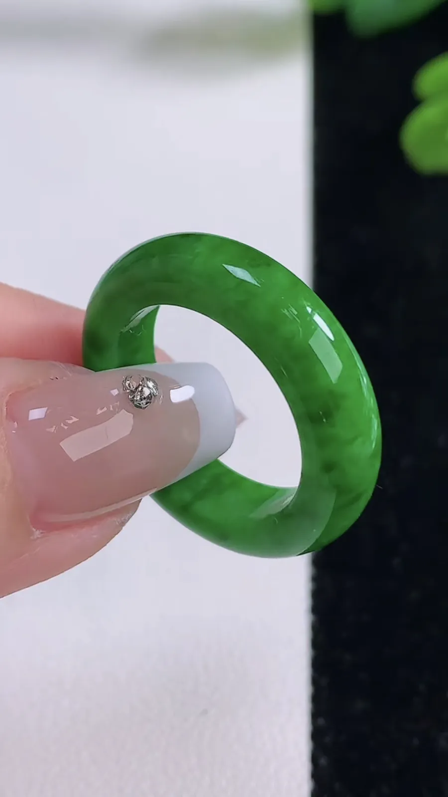 翡翠a货满绿指环戒指，尺寸19-5.7-3.8，重量:5.50g