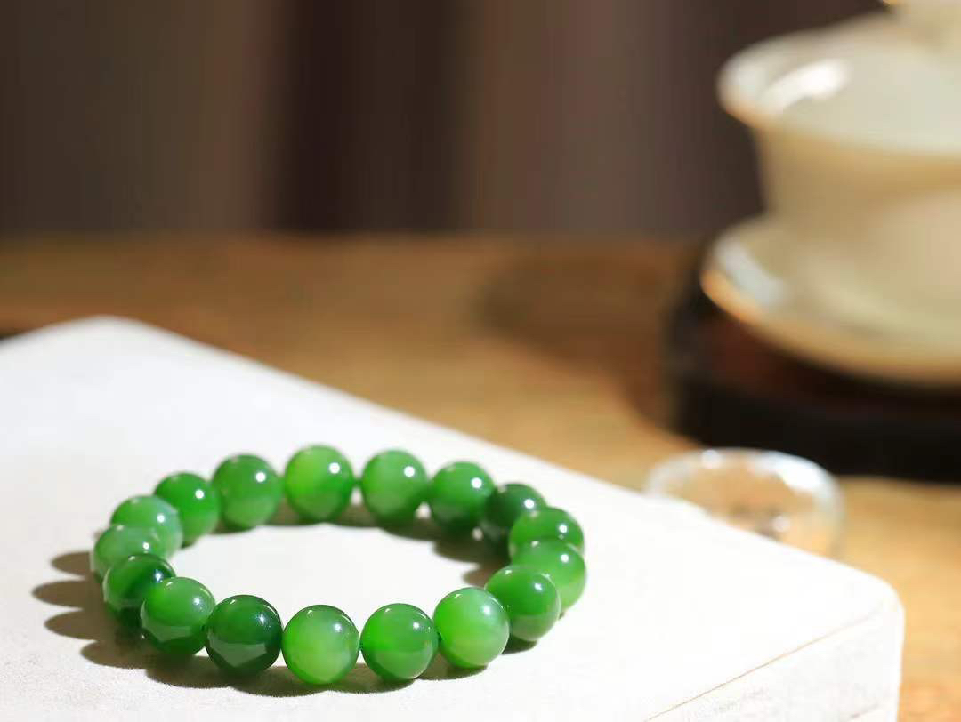 【珠圆玉润.手串】

精品和田玉碧玉微猫眼珠圆玉润手串 玉质温润细腻  整串打磨圆润，佩戴舒适。珠