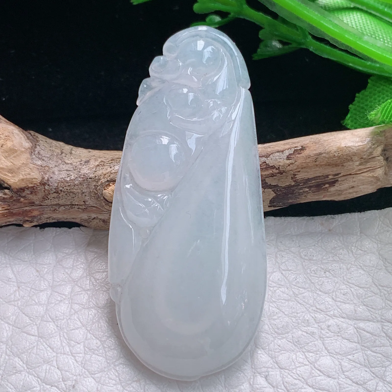 gp实拍48.8*21.5*6缅甸翡翠a货精雕白月光福瓜玉吊坠 玉挂件