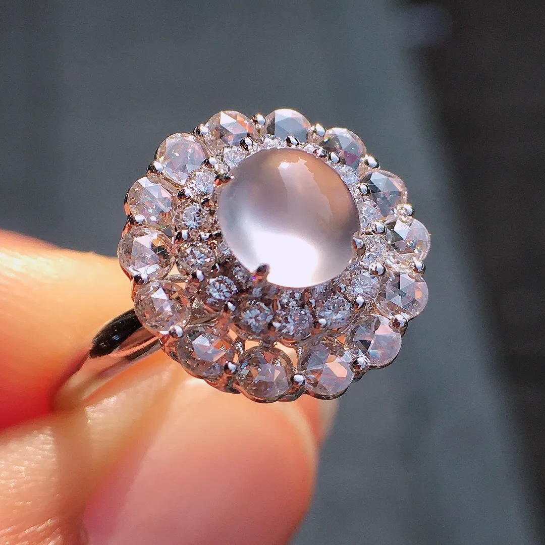 玻璃种蛋面戒指，玉质细腻，荧光感超
强，饱满圆润，尽显优雅气质，18k
金豪华镶嵌