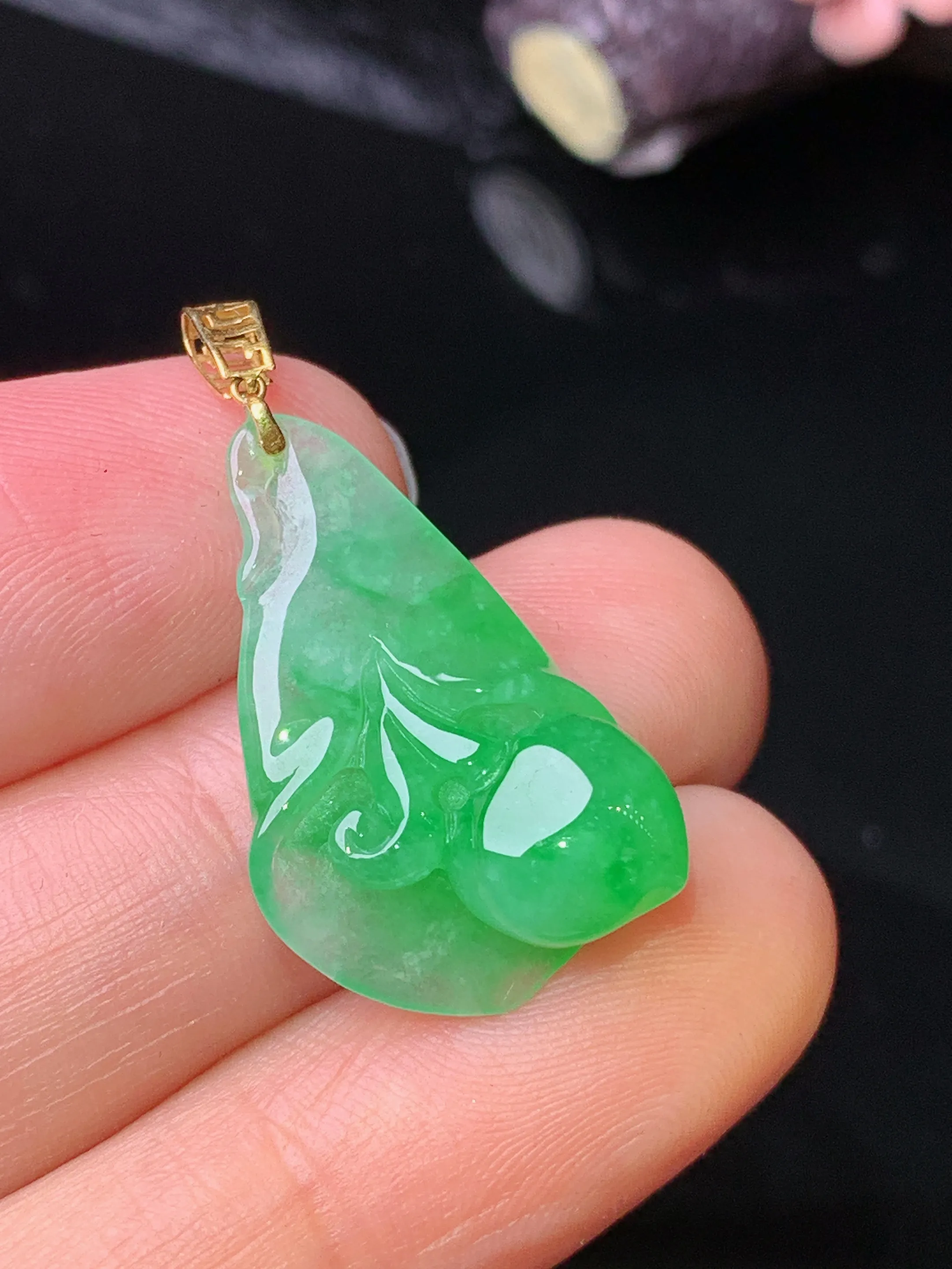 18k金镶嵌花蕾吊坠 玉质细腻 色泽清新艳丽 整体尺寸29.2*15*7.2