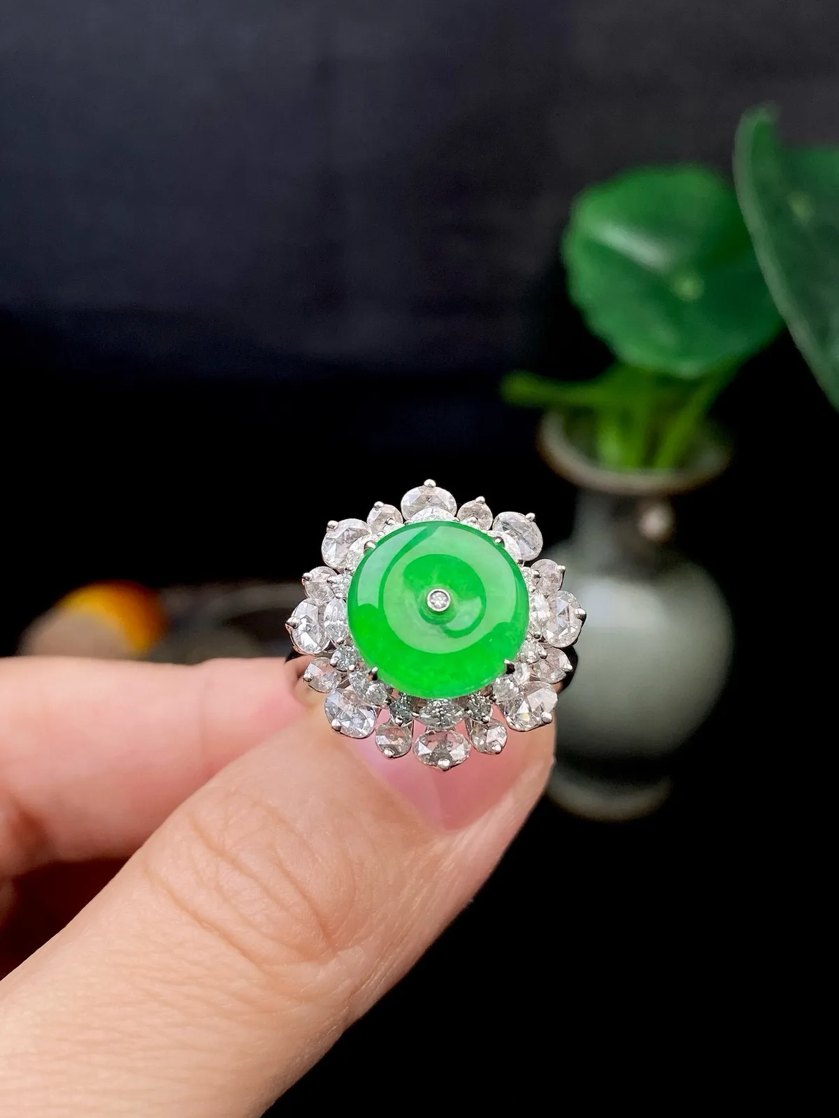 【冰种满绿平安扣】手链、戒指两用款，质地非常细腻，冰润十足，种老冰透，18k金钻镶嵌，裸石尺寸10.7*2.6毫米，收藏品质