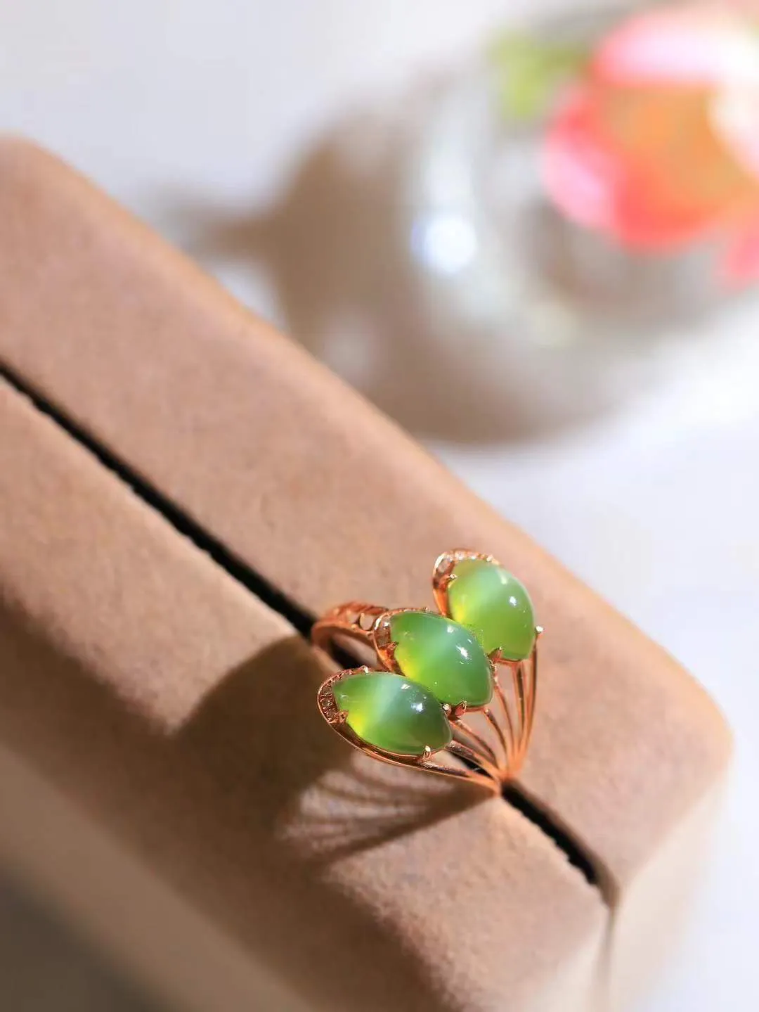 【金镶玉.戒指】

精品和田玉碧玉猫眼18k金戒指 玉质细腻温润 油性十足 ，不论时光如何流转变化，这枚戒指始终闪耀着最初的光芒。精工镶嵌18K金 （保真金 可检测贵金属18K金） 重2.5克 尺寸16.7-18-6mm 231122736A