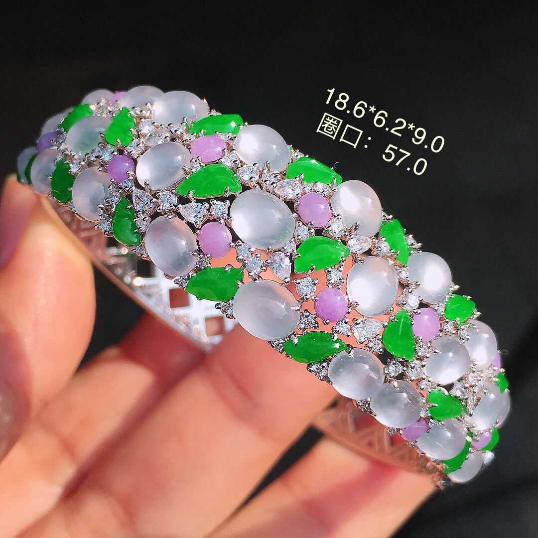 三彩蛋面手镯，色泽均匀艳丽，玉质细腻，荧光感超
强，饱满圆润，尽显优雅气质，18k
金豪华镶嵌