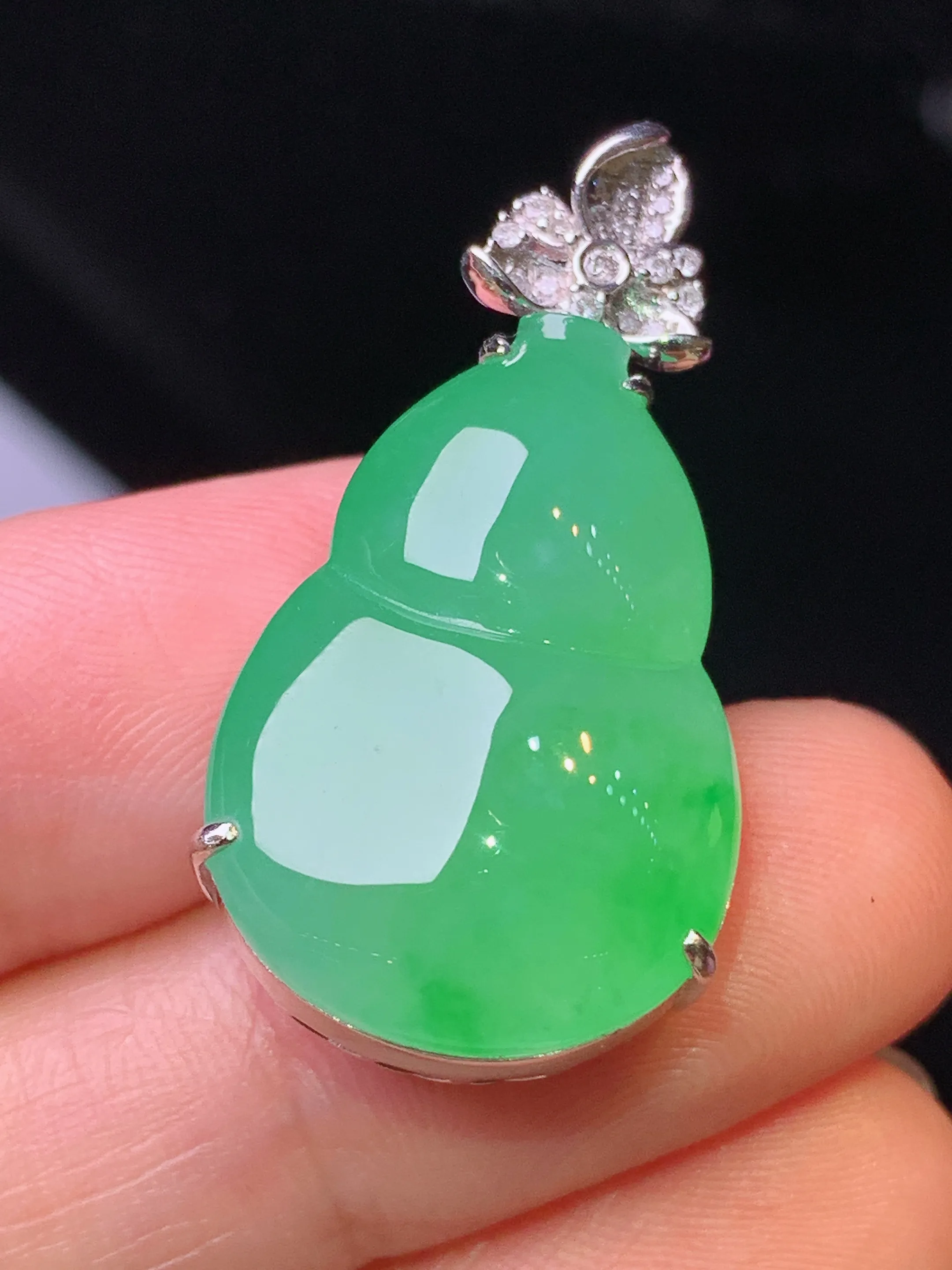 18k金钻镶嵌翠绿葫芦吊坠 玉质细腻 色泽清新艳丽 整体尺寸32*16.8*9.8