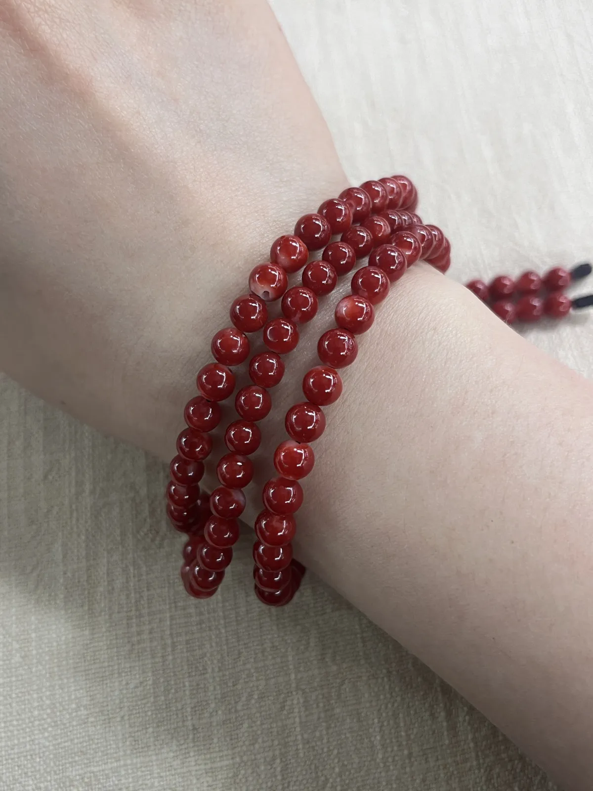【天然日本阿卡赤血牛血红珊瑚6mm圆珠108粒佛珠链】项链手链两用款！日本产地，阿卡材料，赤血牛血红颜色，光泽柔润透亮，直径约6.25-5.22mm，重量31.24克，珊瑚本为佛教珍宝，来自深海千年生长，有生长纹，属于有机宝石，气场强大，稀少珍贵！每粒均为天然无添加无修补！少虫眼少白芯！收藏精品！传承宝贝！