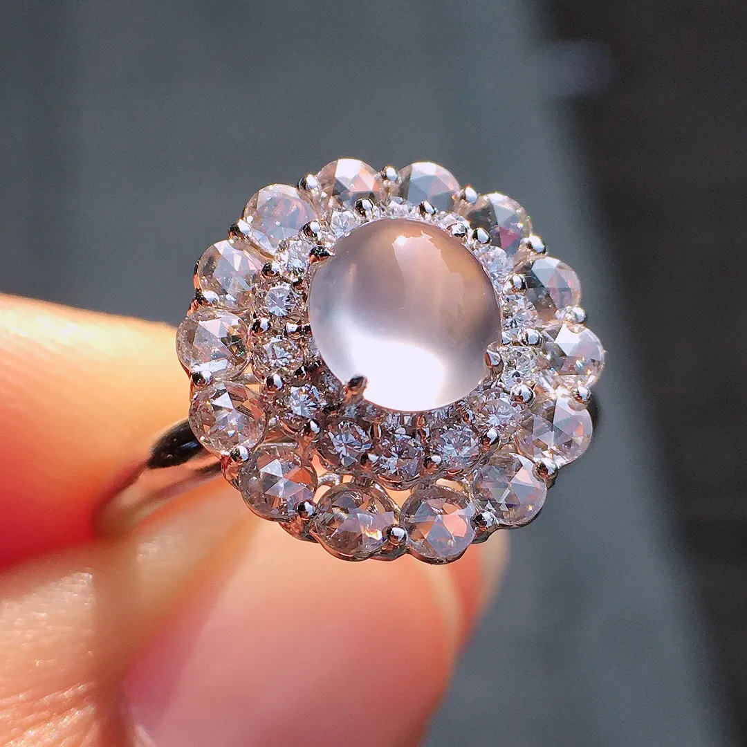 玻璃种蛋面戒指，玉质细腻，荧光感超
强，饱满圆润，尽显优雅气质，18k
金豪华镶嵌