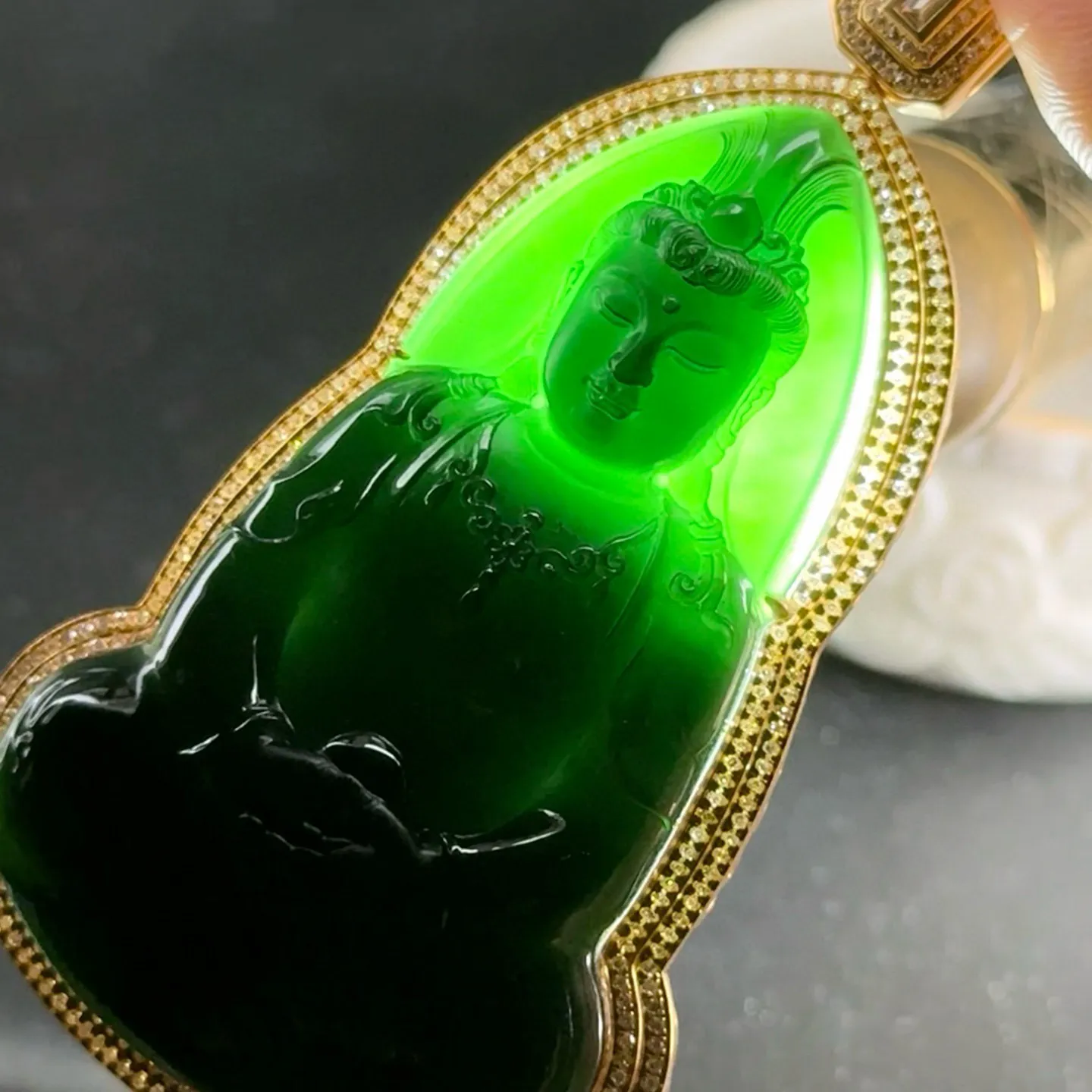 精品18k墨翠观音 种好色正 黑度极好 打灯通透 油性十足 尺寸79.8