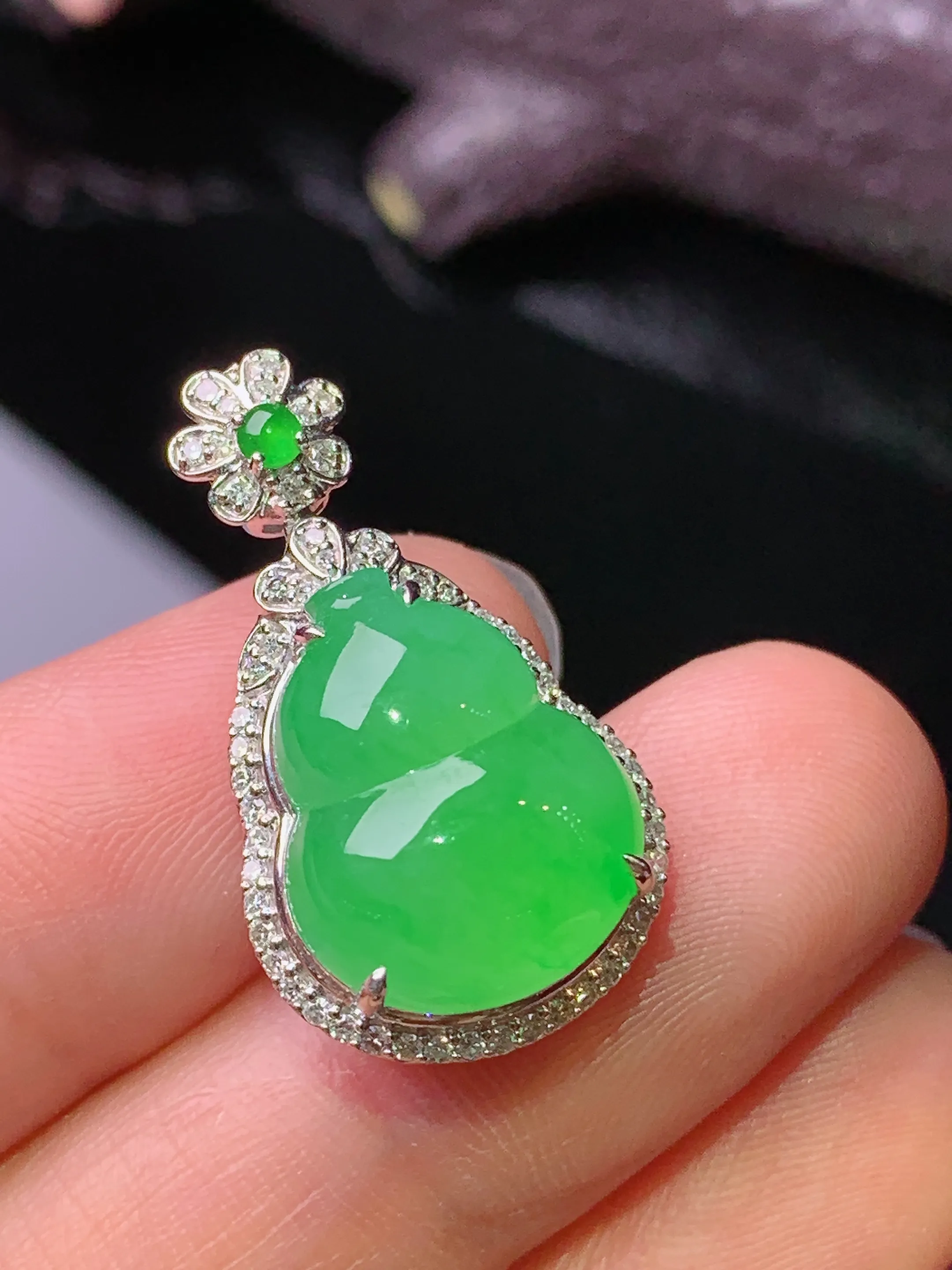 18k金钻镶嵌翠绿葫芦吊坠 玉质细腻 色泽清新艳丽 整体尺寸26*14.8*10.5