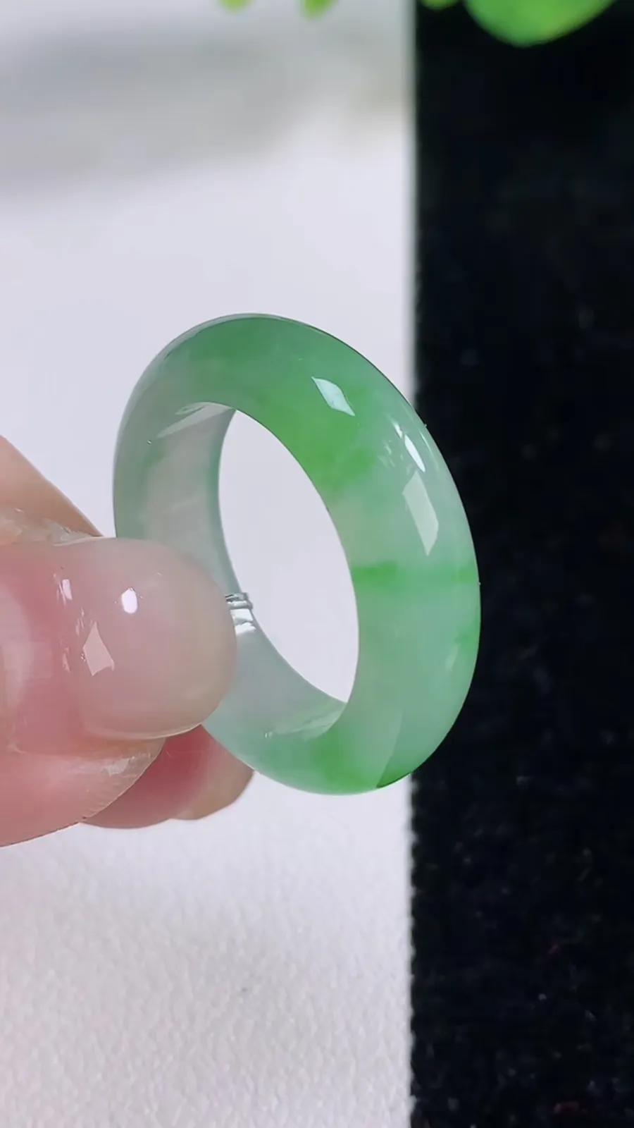 翡翠a货冰种满绿指环戒指，尺寸18.5-5.8-3.5，重量:4.72g
