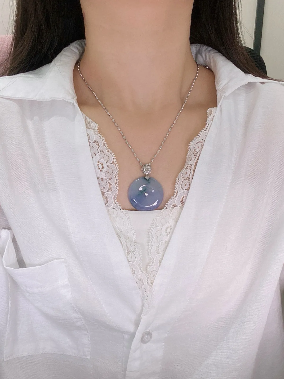 【冰种紫罗兰平安扣】质地非常细腻，冰润十足，种老冰透，18k金钻镶嵌，裸石尺寸30.7*6.1毫米