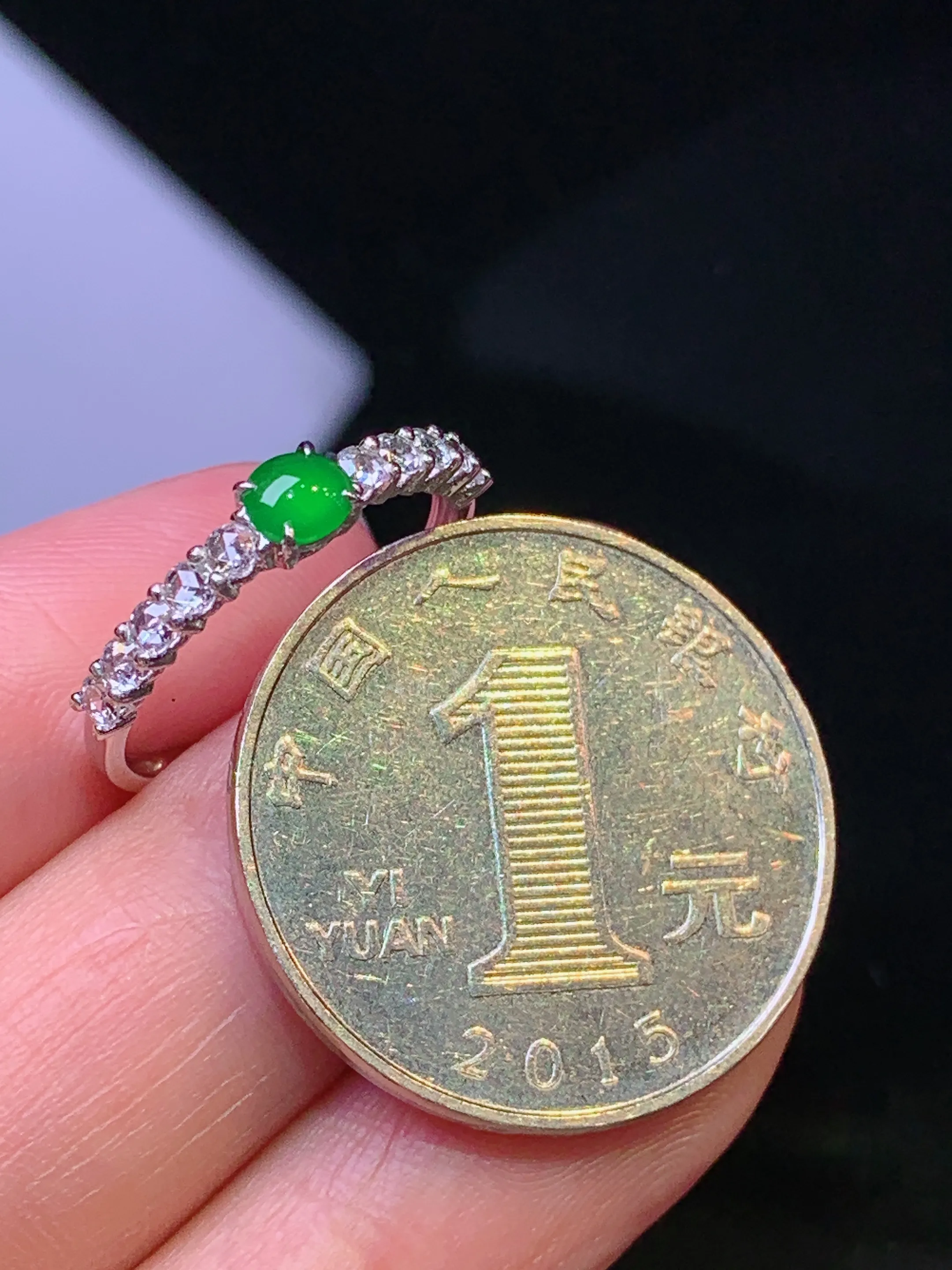 18k金钻镶嵌满绿蛋面戒指 吊坠 玉质细腻 色泽清新艳丽 圈口12.5 裸石尺寸3.6*4*2