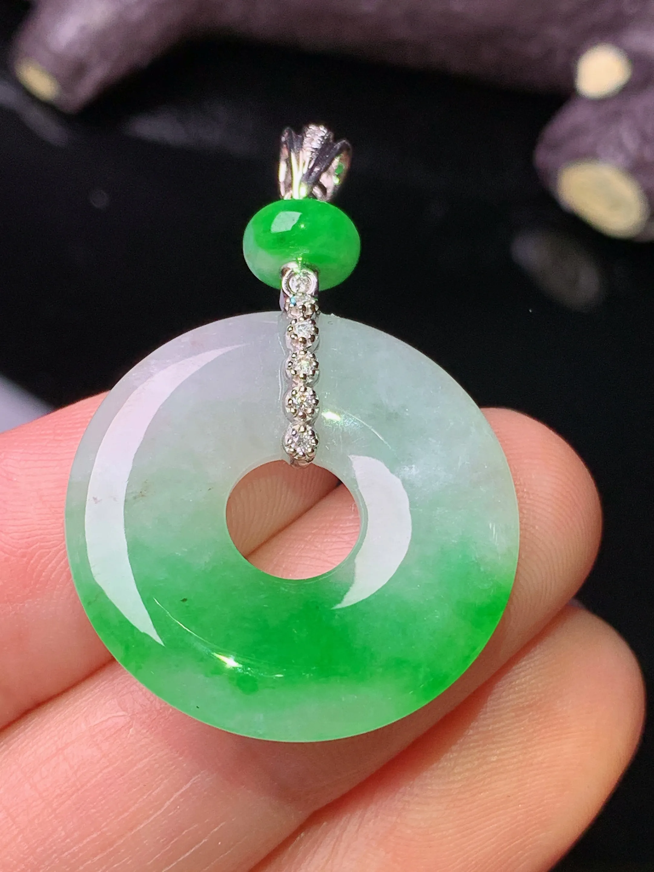 18k金钻镶嵌飘绿平安环吊坠 玉质细腻 色泽清新艳丽 整体尺寸36.5*23.8*3.6