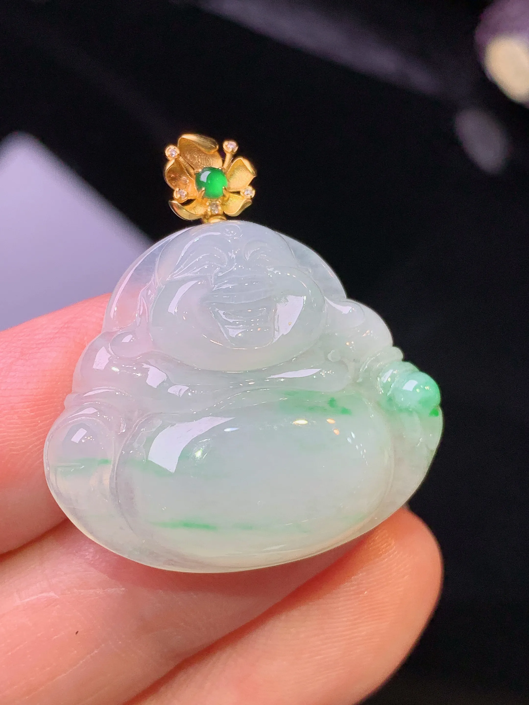 18k金镶嵌飘绿佛公吊坠 玉质细腻 色泽清新艳丽 整体尺寸30.3*28*6