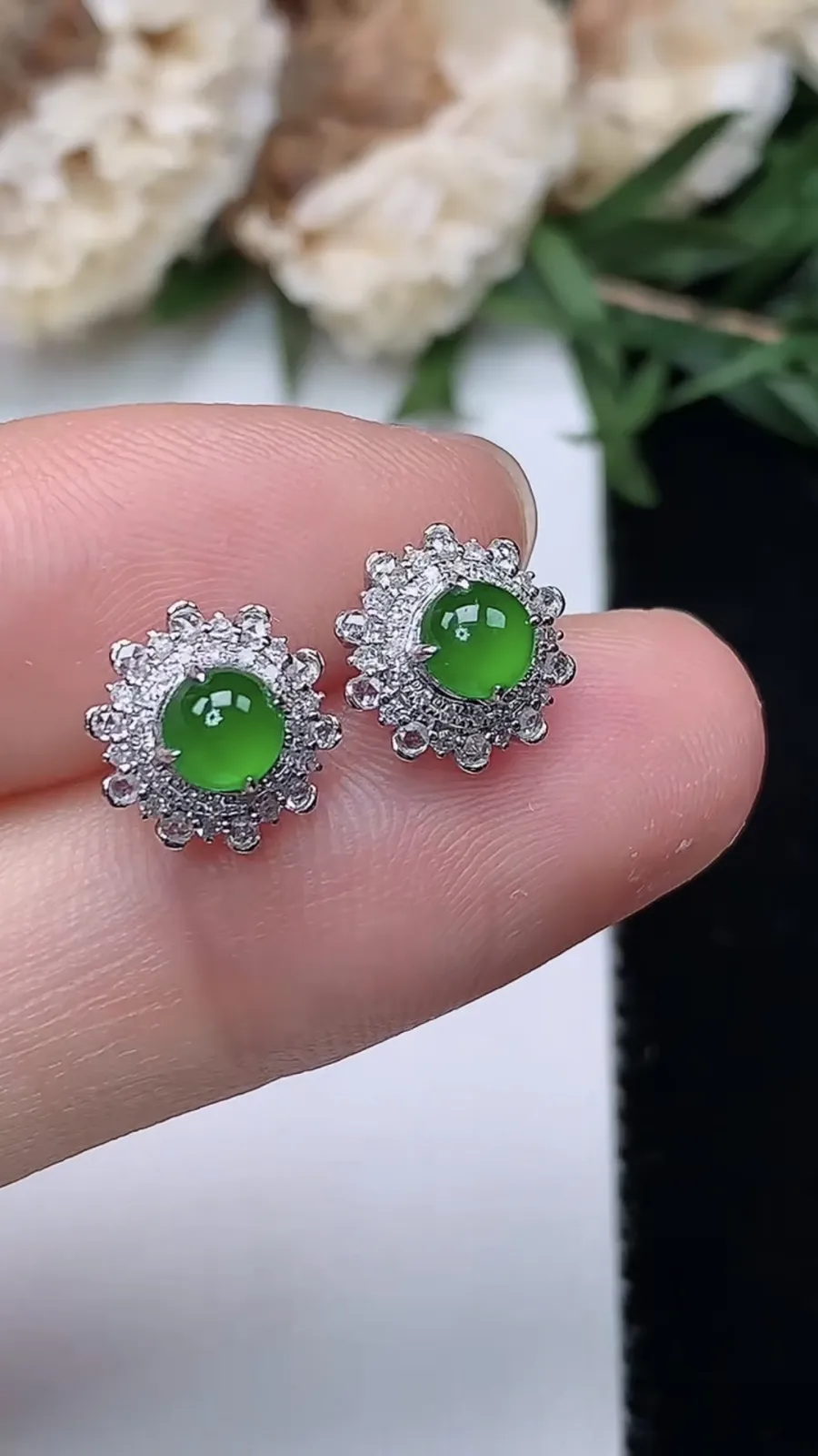 翡翠a货18k金冰种满绿蛋面耳钉，尺寸4，重量:1.40g