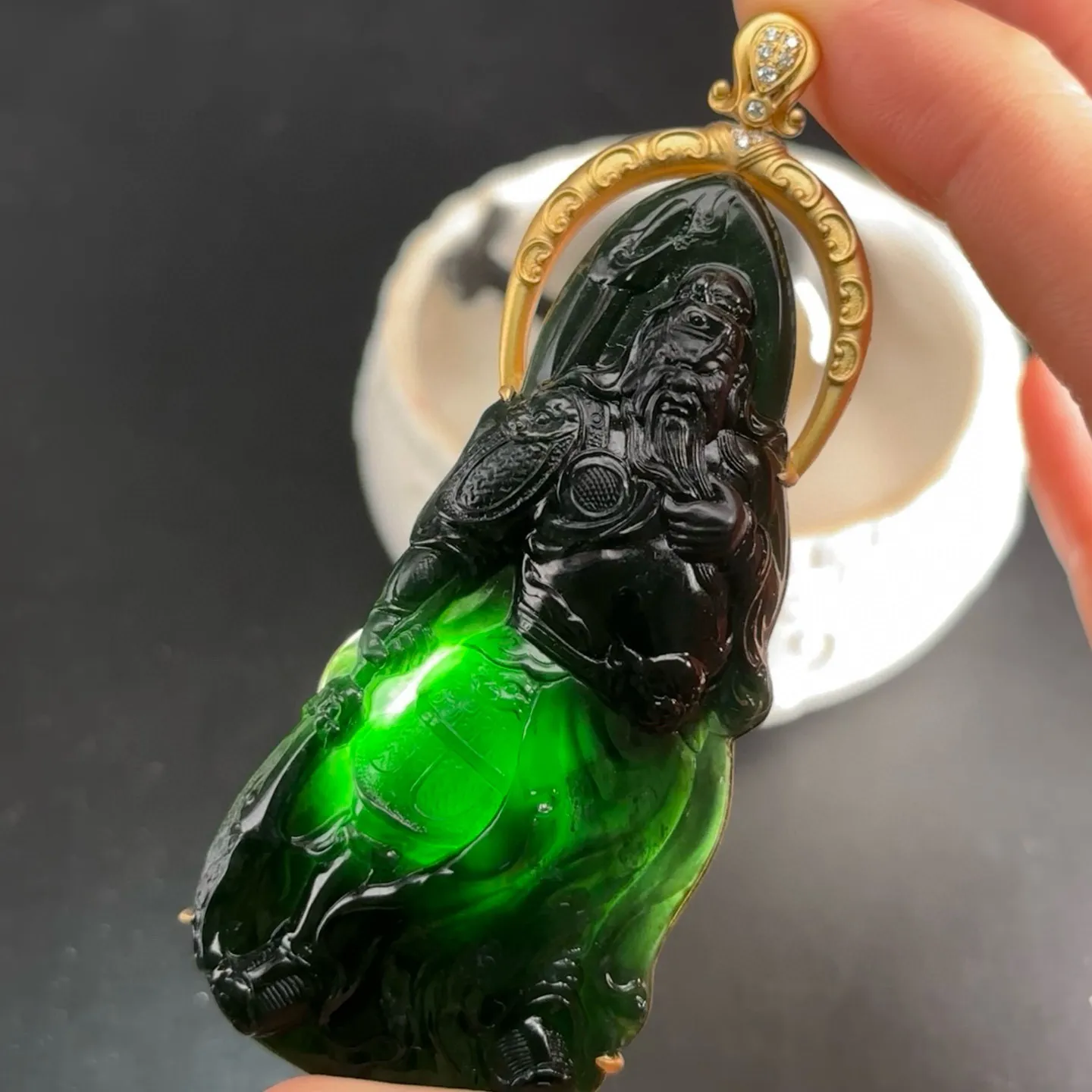 精品18k墨翠关公 种好色正 黑度极好 打灯通透 油性十足 尺寸82.4