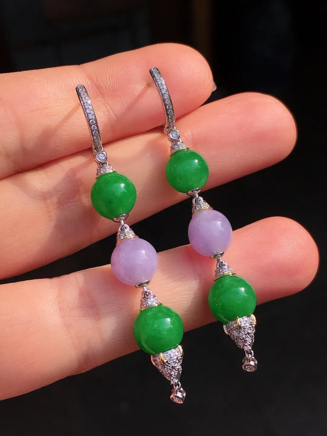 （紫+绿）三合一珠子耳坠，色泽均匀艳丽，玉质细腻，荧光感超
强，饱满圆润，尽显优雅气质，18k
金豪