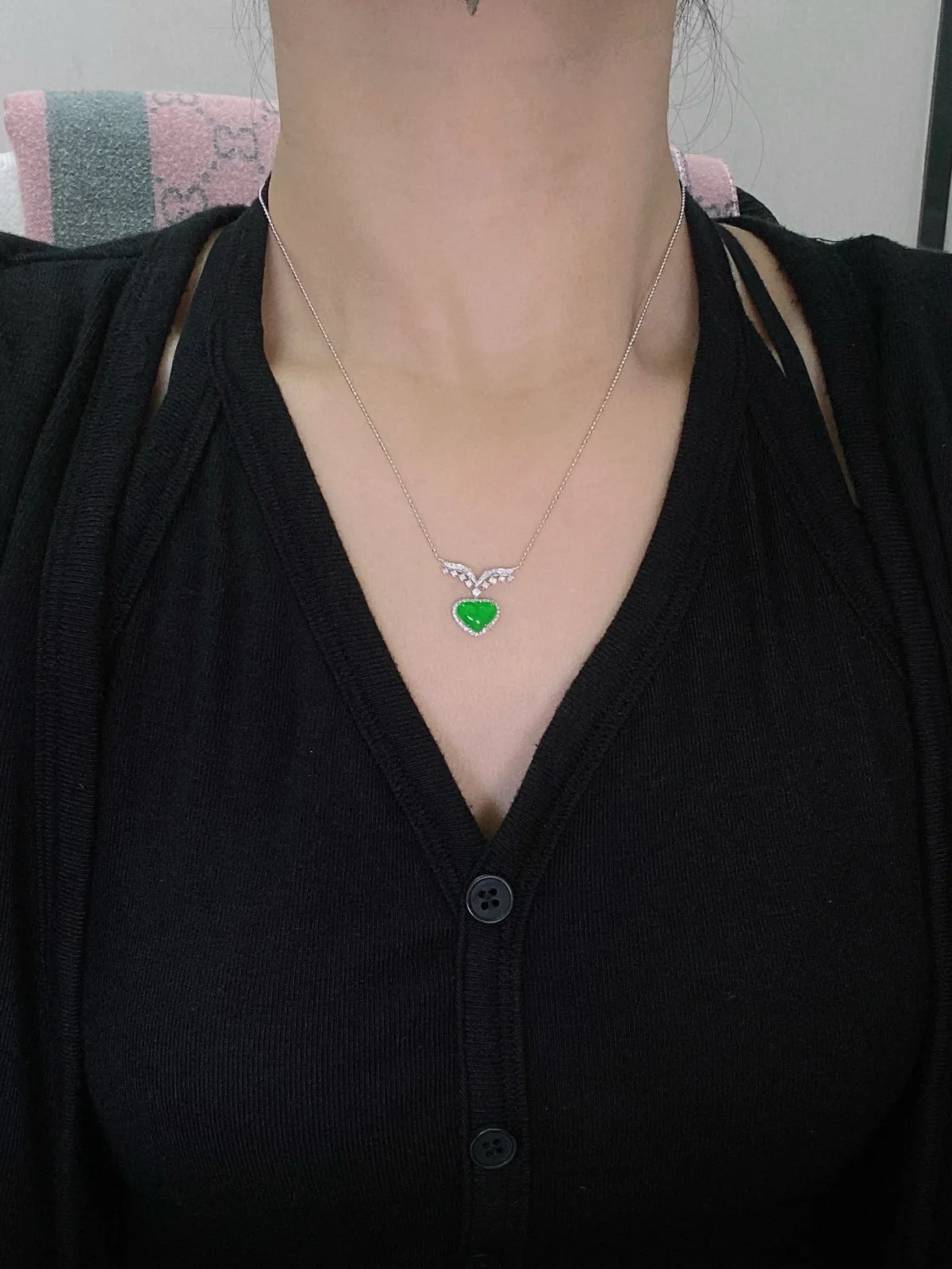 【冰绿心形锁骨链】质地细腻，冰润起光，颜色浓郁娇艳，18K金钻精美镶嵌，裸石尺寸7*9.5*2.8毫米