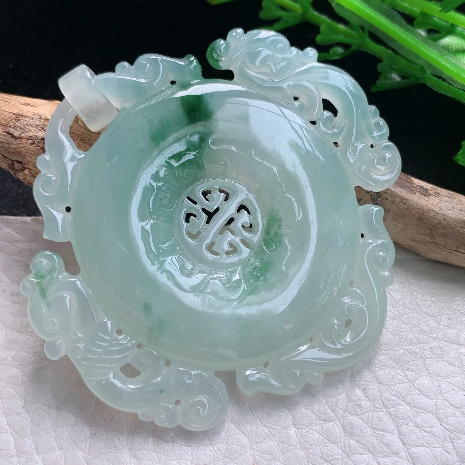 gp实拍53*55.5*6.2翡翠a货精雕缕空雕飘花玉佩玉吊坠 玉挂件