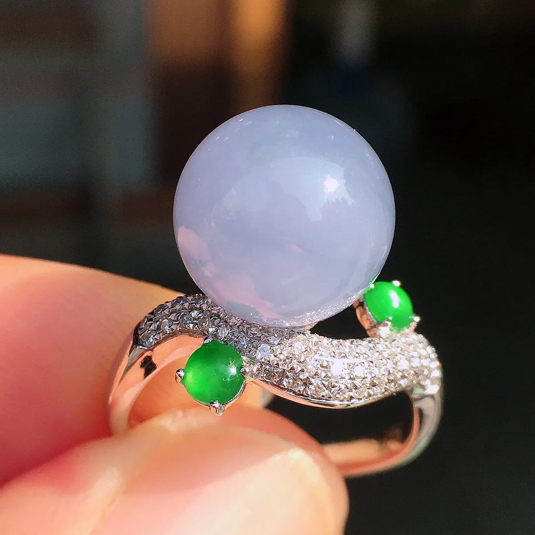 紫罗兰珠子戒指，色泽均匀艳丽，玉质细腻，荧光感超
强，饱满圆润，尽显优雅气质，18k
金豪华镶嵌