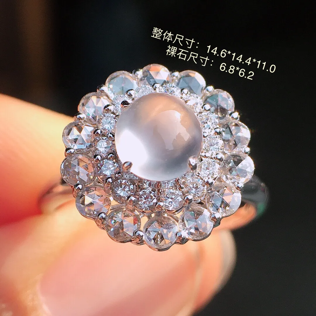 玻璃种蛋面戒指，玉质细腻，荧光感超
强，饱满圆润，尽显优雅气质，18k
金豪华镶嵌