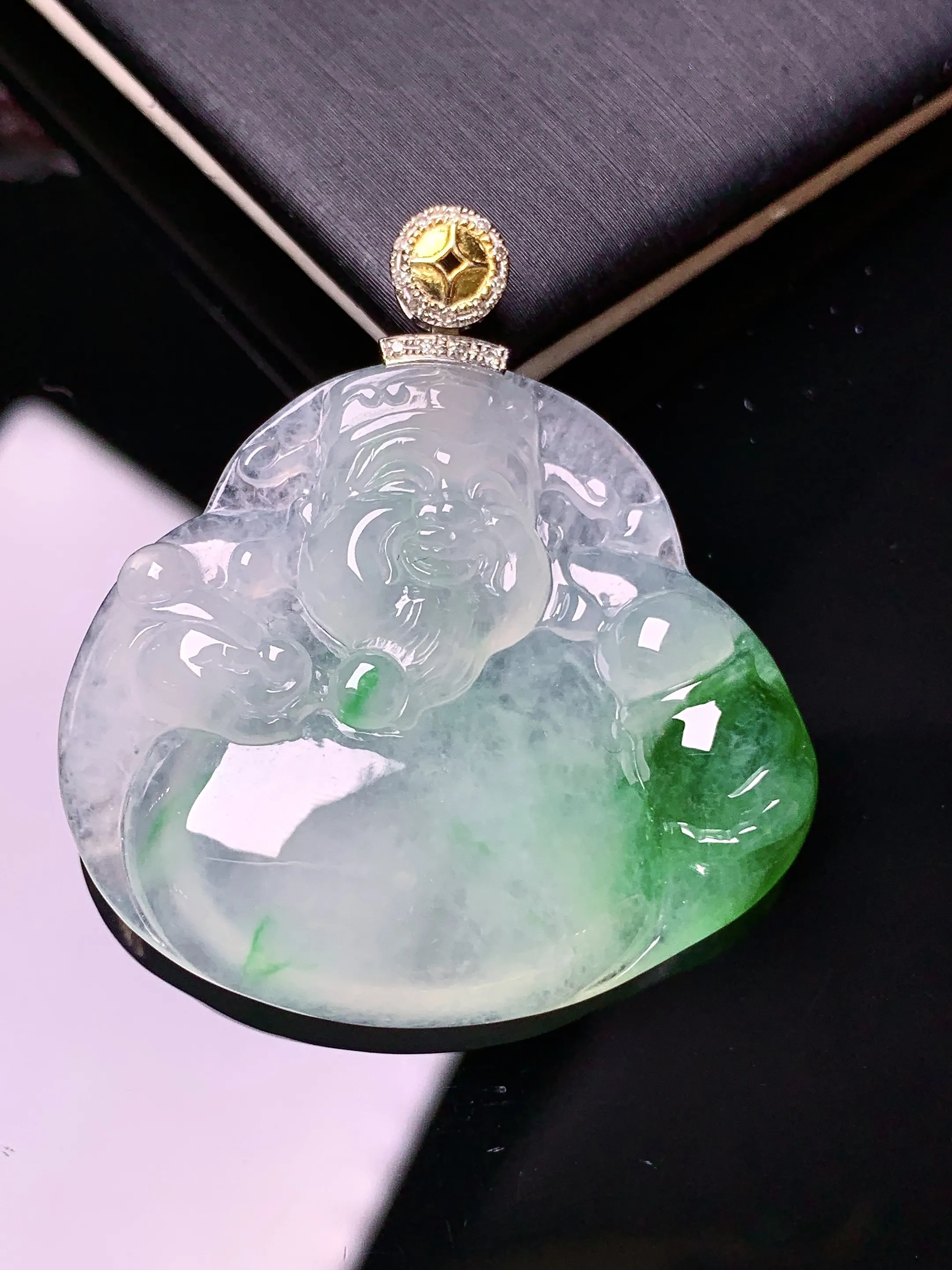 18k金钻镶嵌飘绿财神吊坠 玉质细腻 色泽清新艳丽 整体尺寸38.8*35.3*6