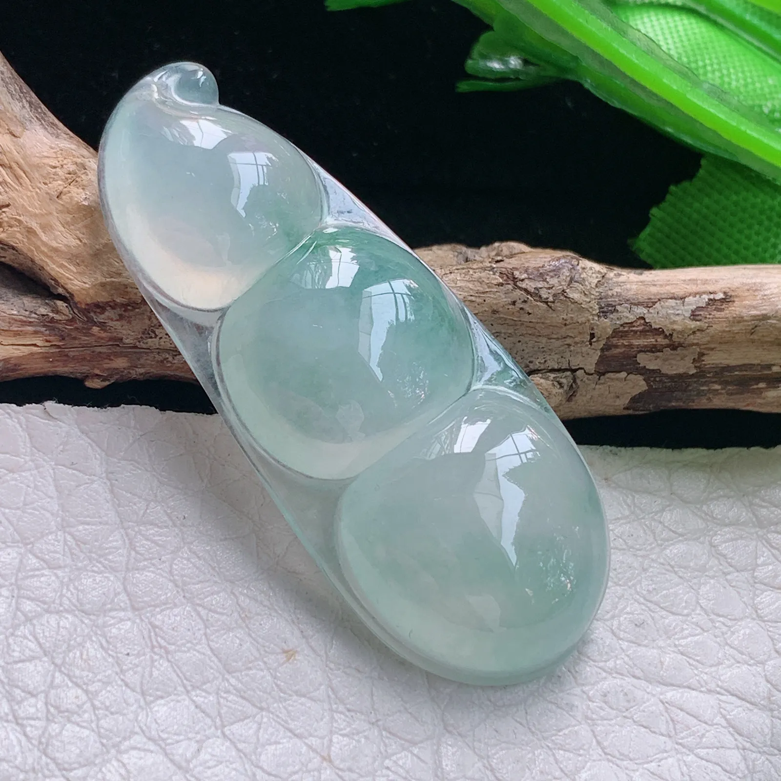 gp实拍43.2*17.8*6缅甸翡翠a货精雕冰润浅绿平安豆玉吊坠 玉挂件