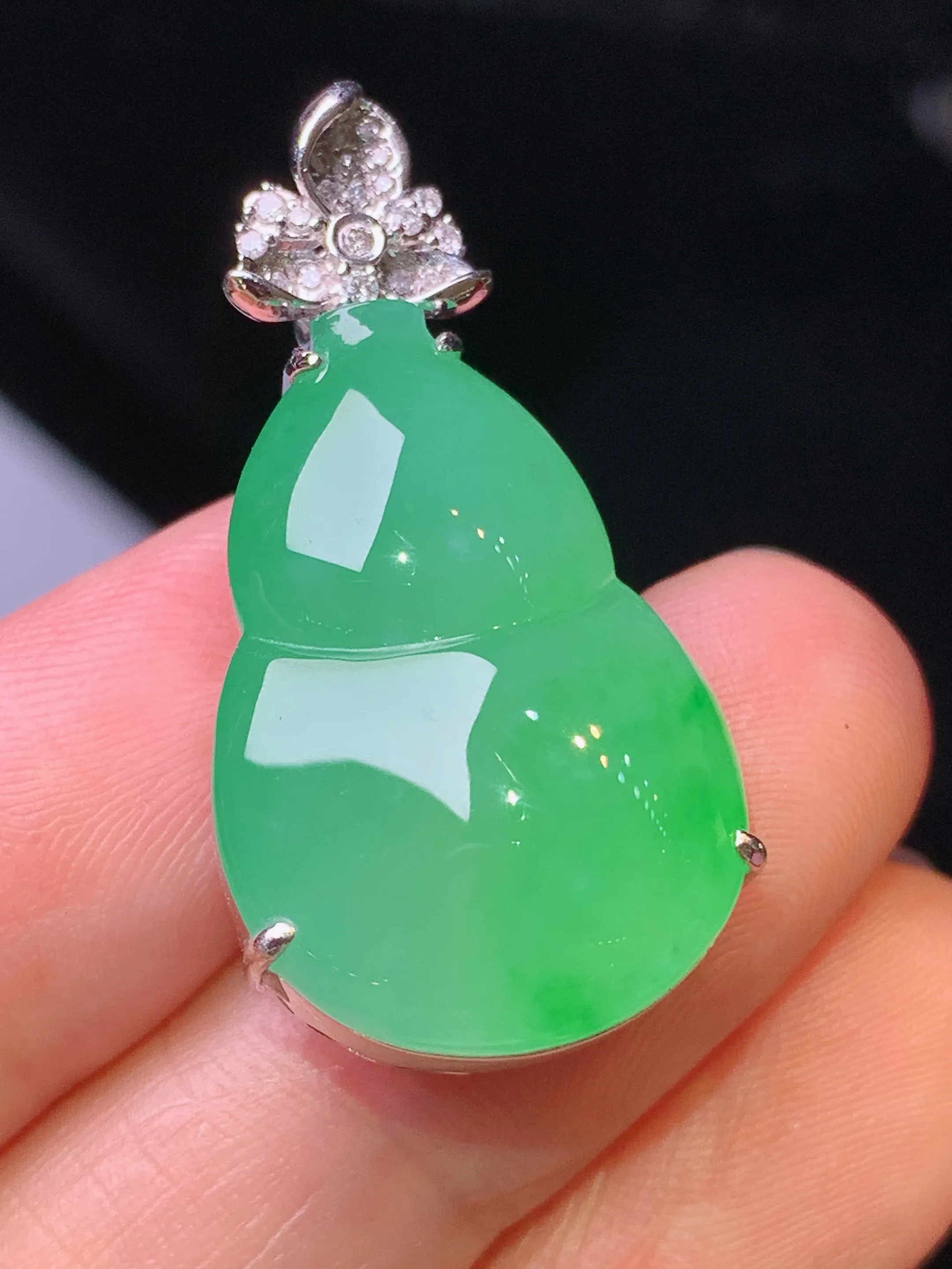 18k金钻镶嵌翠绿葫芦吊坠 玉质细腻 色泽清新艳丽 整体尺寸32*16.8*9.8
