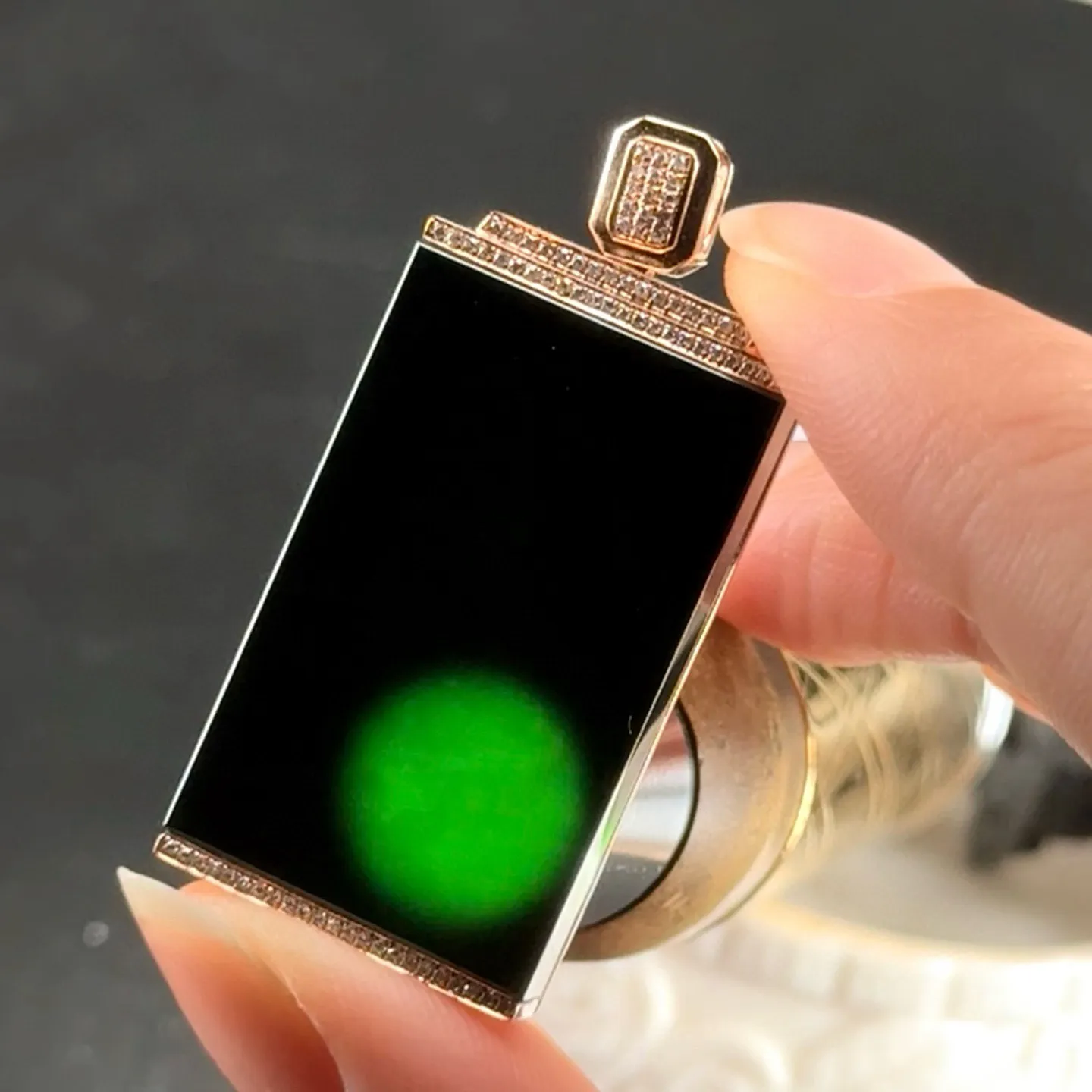 精品18k墨翠无事牌 种好色正 黑度极好 打灯通透 油性十足  尺寸42.1