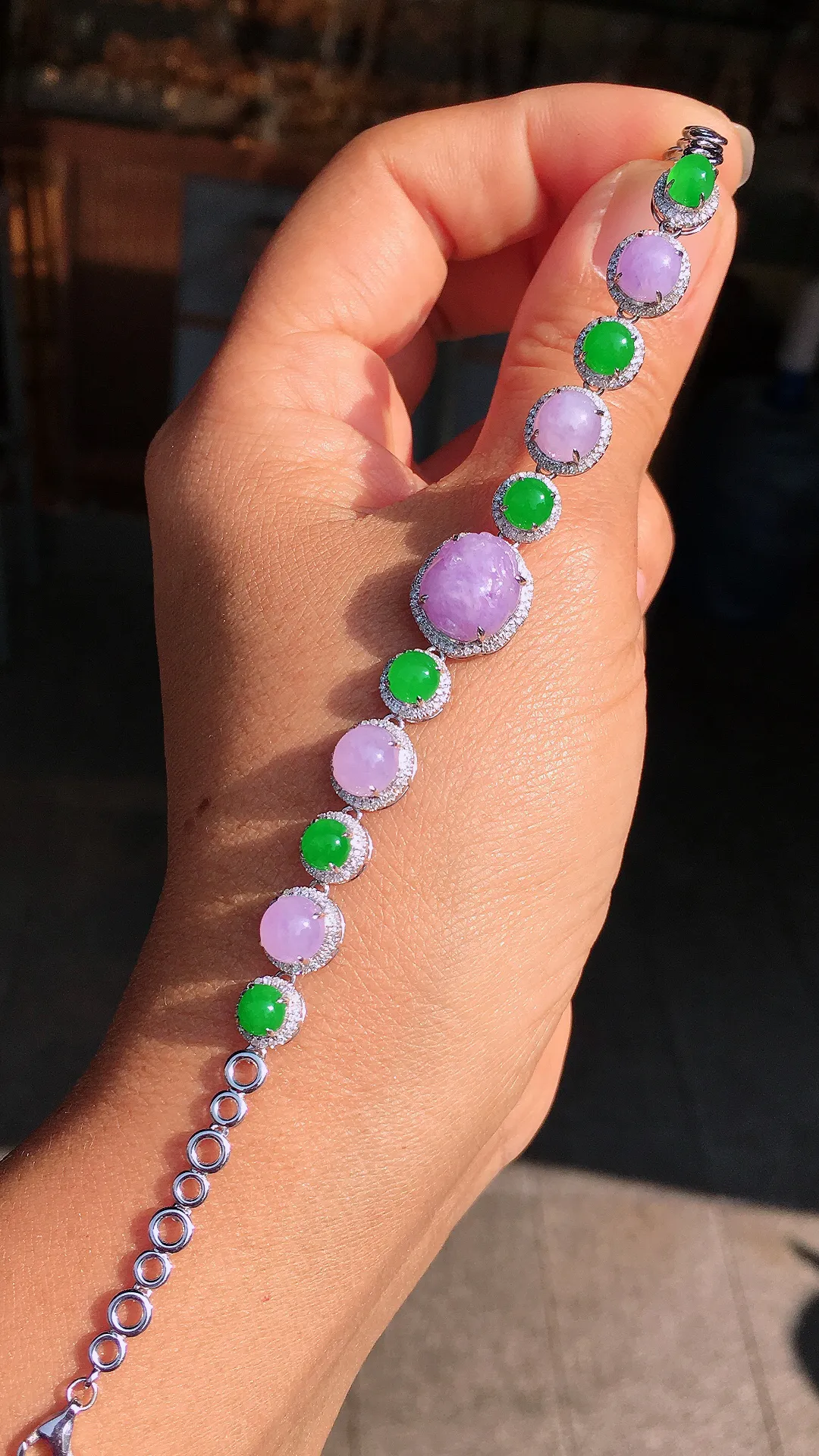 （紫+绿）蛋面手链，色泽均匀艳丽，玉质细腻，荧光感超
强，饱满圆润，尽显优雅气质，18k
金豪华镶嵌