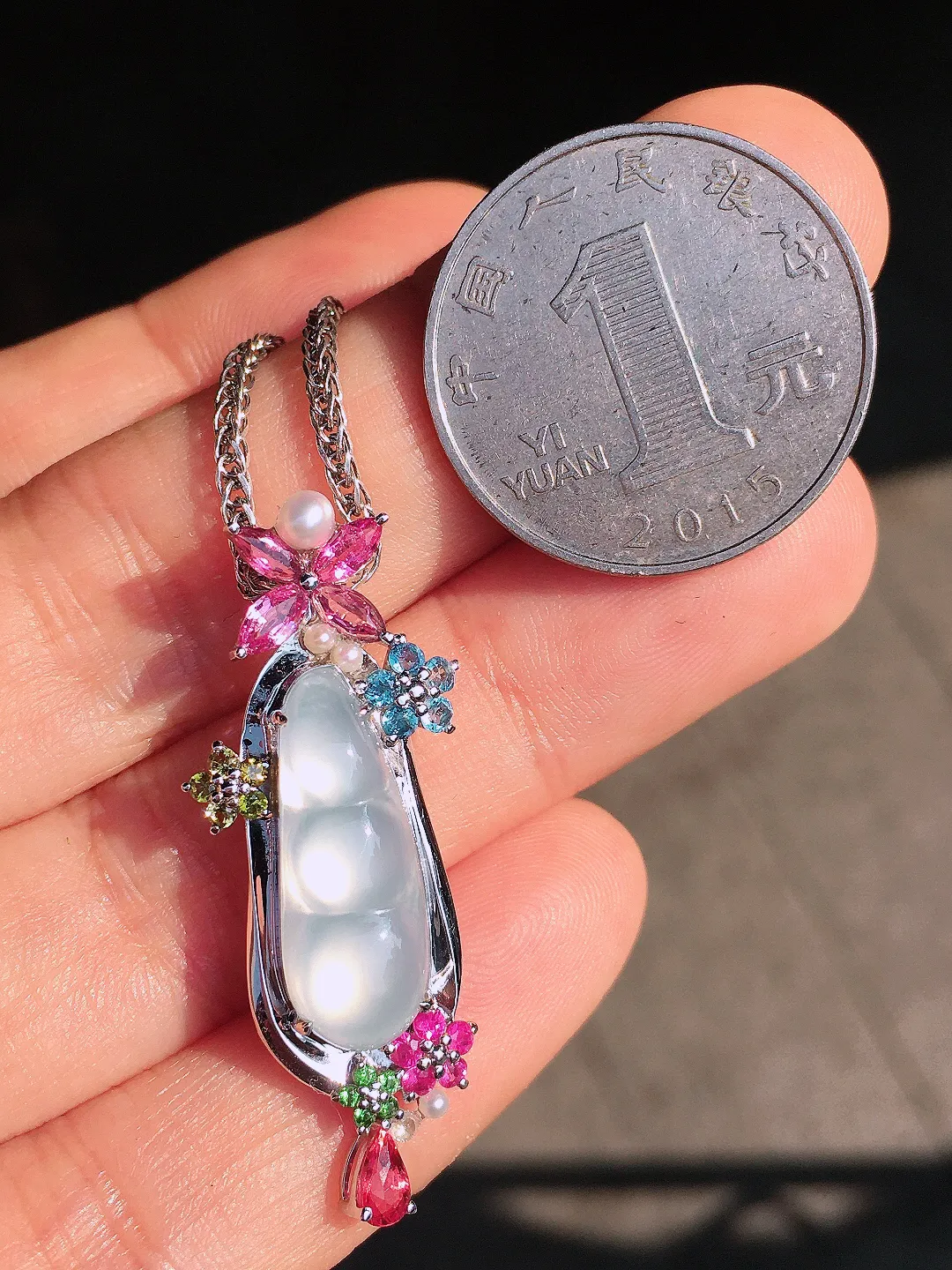 冰种福豆吊坠，玉质细腻，荧光感超
强，饱满圆润，尽显优雅气质，18k
金豪华镶嵌