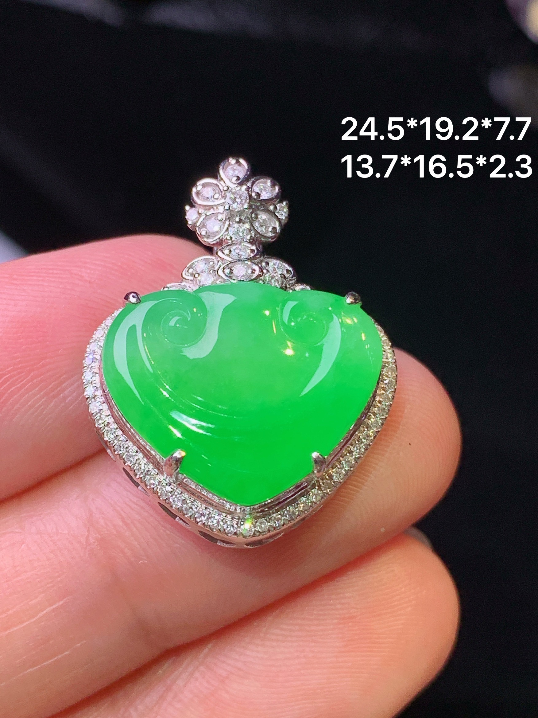 18k金钻镶嵌翠绿如意吊坠 玉质细腻 色泽清新艳丽 整体尺寸24.5*19.2*7.7