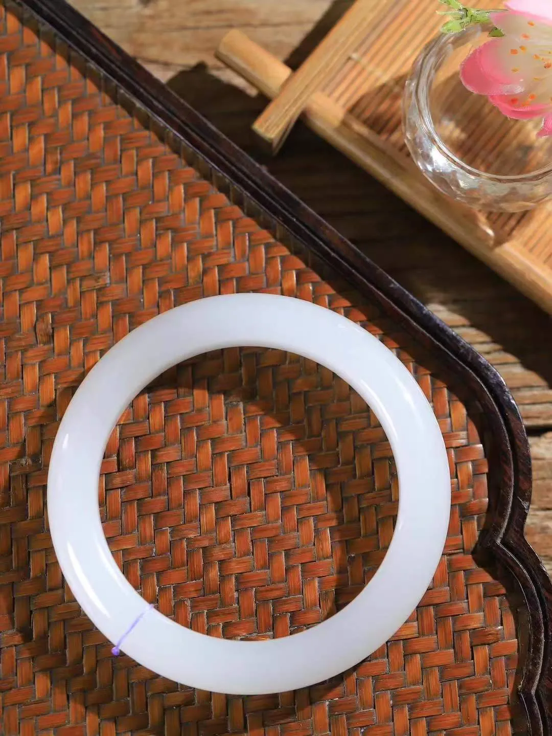 【诗情画意.手镯】

精品和田玉白玉手镯   细腻油脂,手感润滑。意韵飘渺，温雅细腻，工艺精湛，️氤氲诗意的美跃然于手腕之间，给人以出尘的风雅，优美脱俗，气质非凡。重56.3克 内径56mm尺寸11.5-9.5mm  22120500A