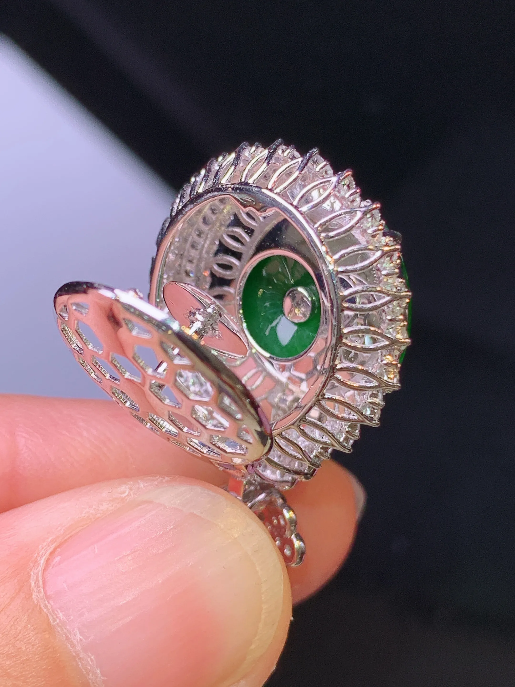 18k金钻镶嵌满绿平安扣吊坠 玉质细腻 色泽清新艳丽 整体尺寸28*19.5*10