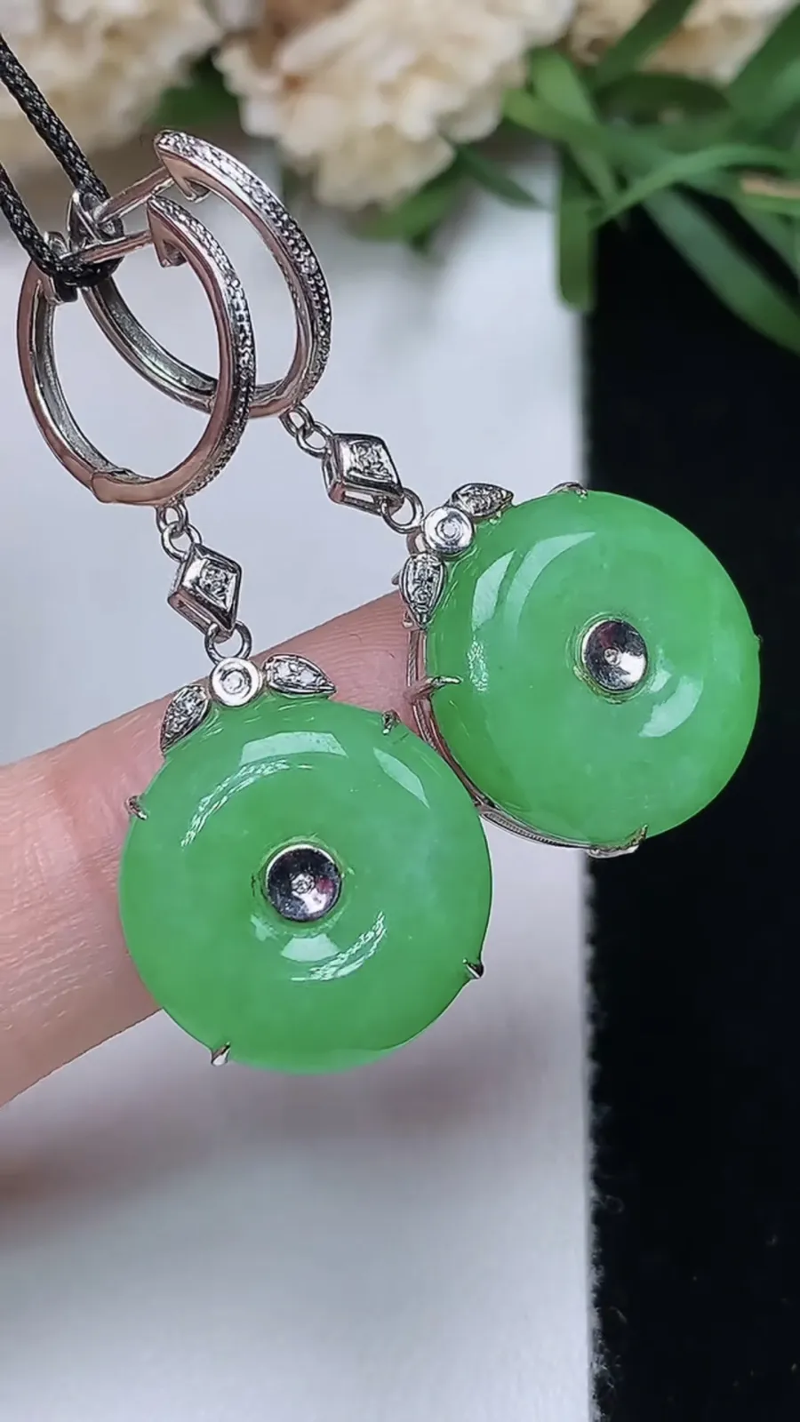 翡翠a货18k金满绿平安扣耳坠，尺寸14.4-5.6，重量:7.31g