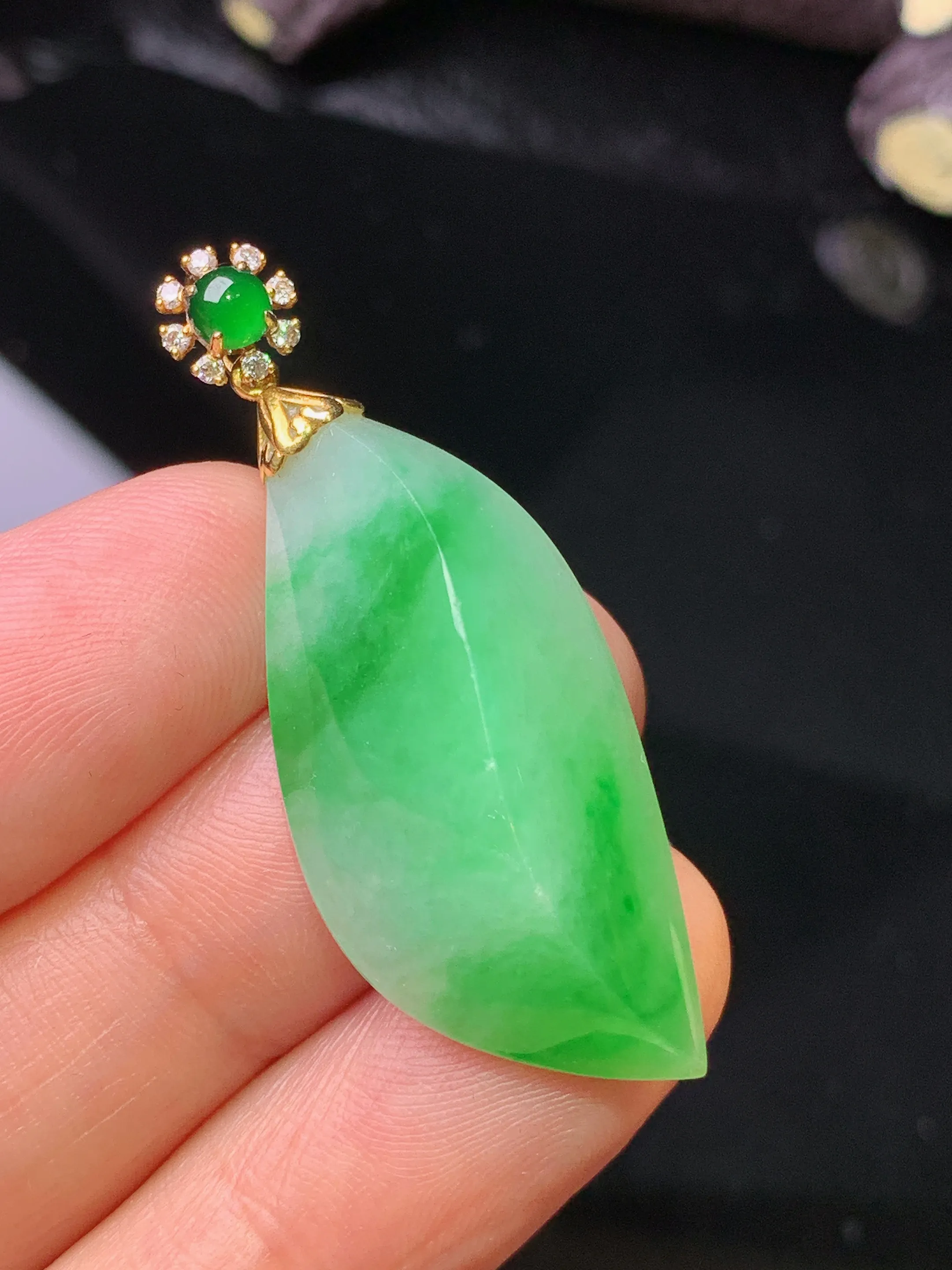 18k金钻镶嵌飘绿随形吊坠 玉质细腻 色泽清新艳丽 整体尺寸40.5*15.2*9.7