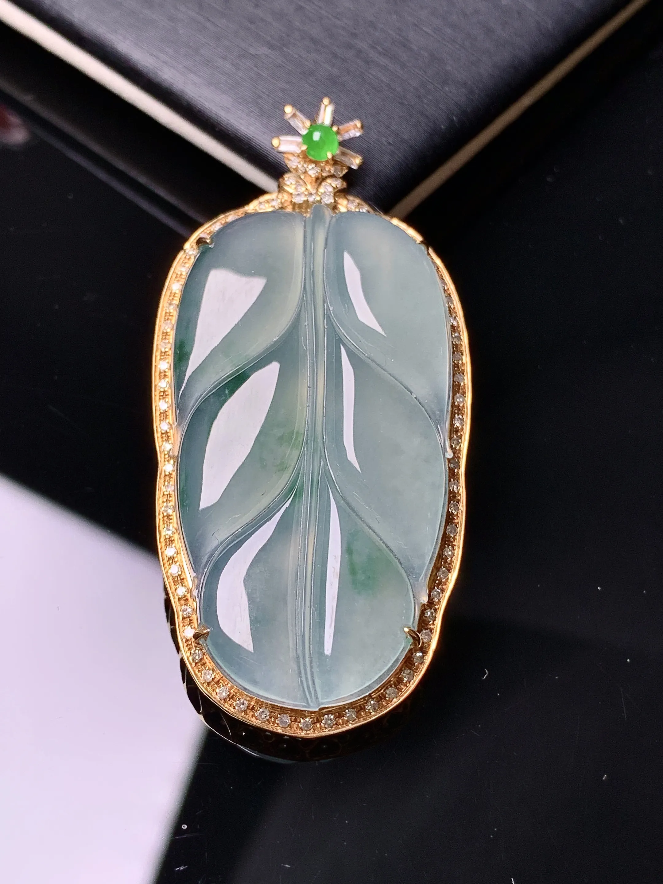 18k金钻镶嵌冰种树叶吊坠 玉质细腻 色泽清新艳丽 整体尺寸49*23.2*7.2