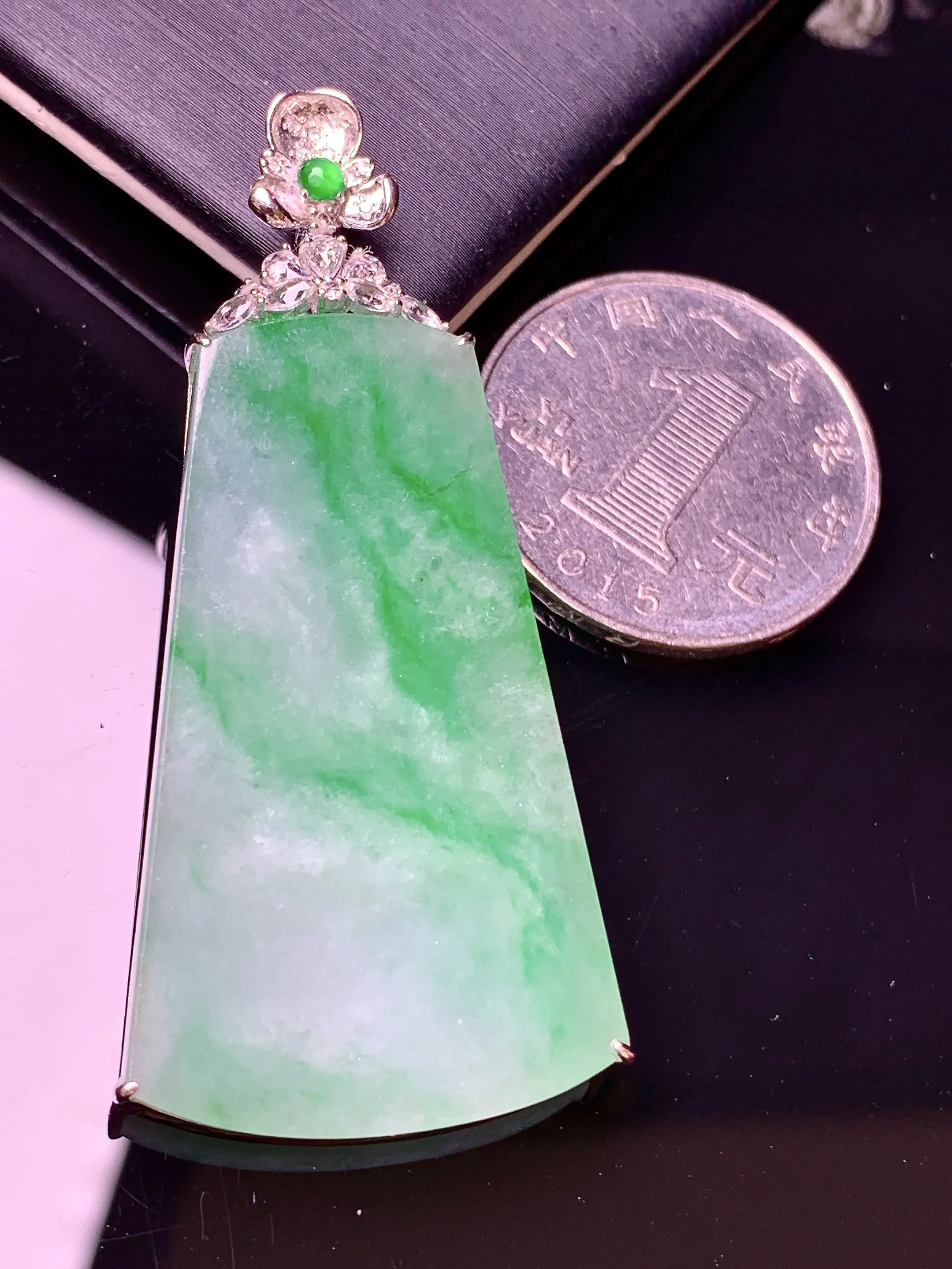 18k金钻镶嵌飘绿无事牌吊坠 玉质细腻 色泽清新艳丽 整体尺寸54.2*25*4.3