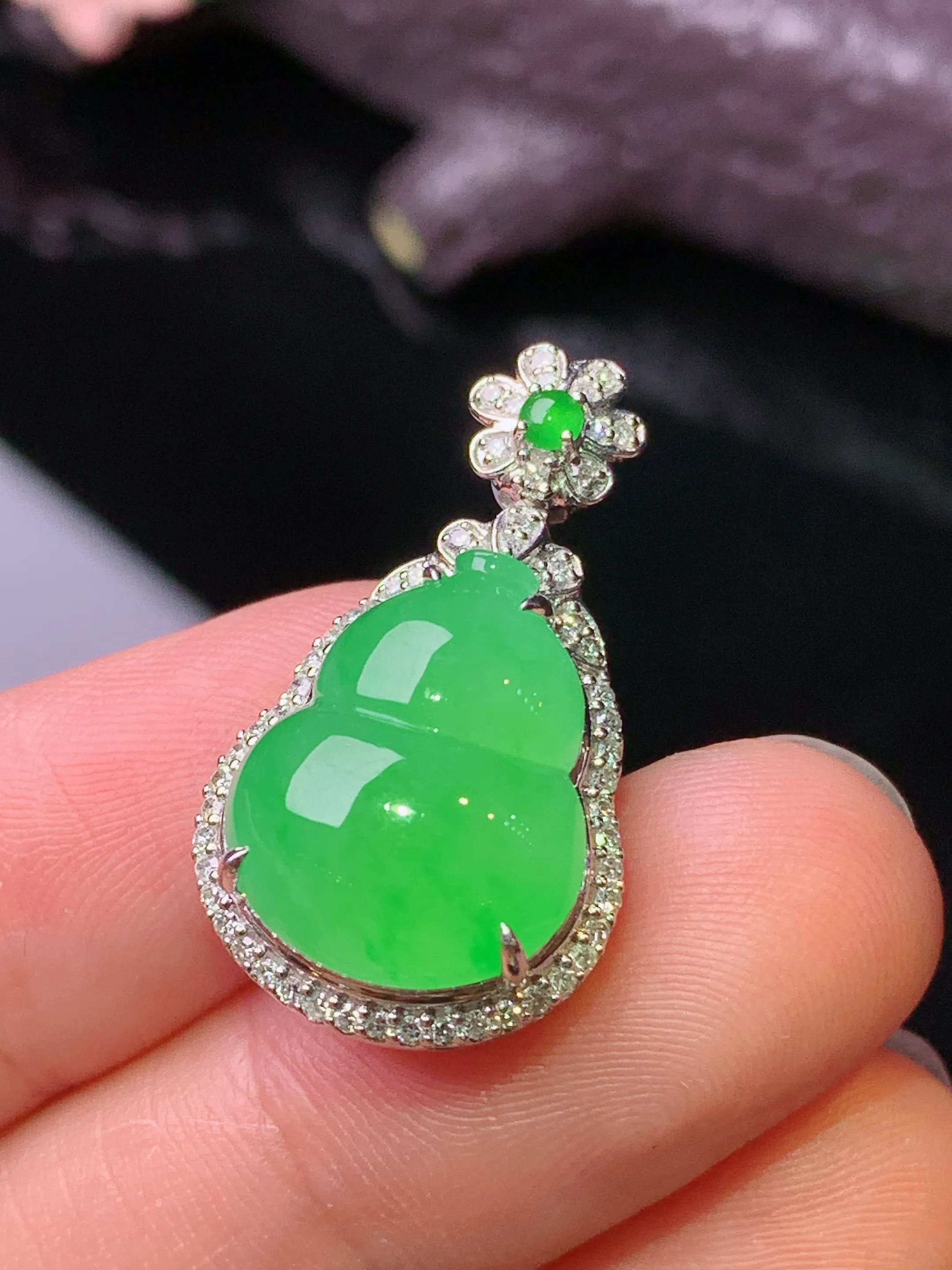 18k金钻镶嵌翠绿葫芦吊坠 玉质细腻 色泽清新艳丽 整体尺寸26*14.8*10.5