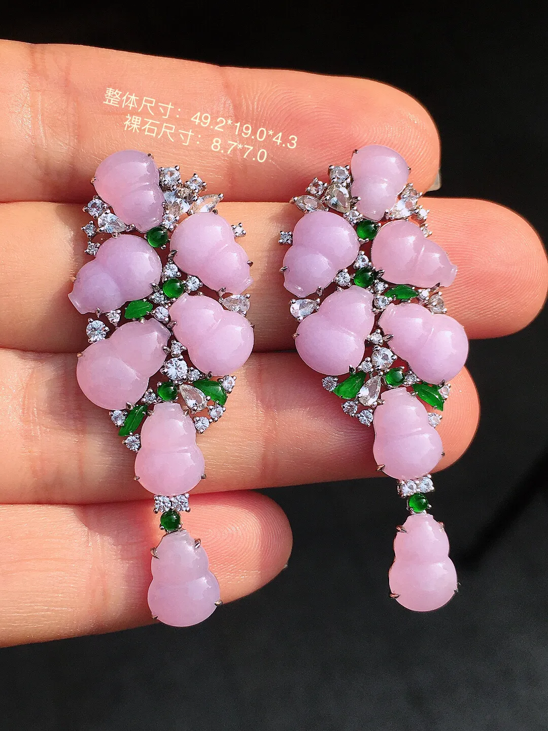 紫罗兰葫芦耳坠，色泽均匀艳丽，玉质细腻，荧光感超
强，饱满圆润，尽显优雅气质，18k
金豪华镶嵌