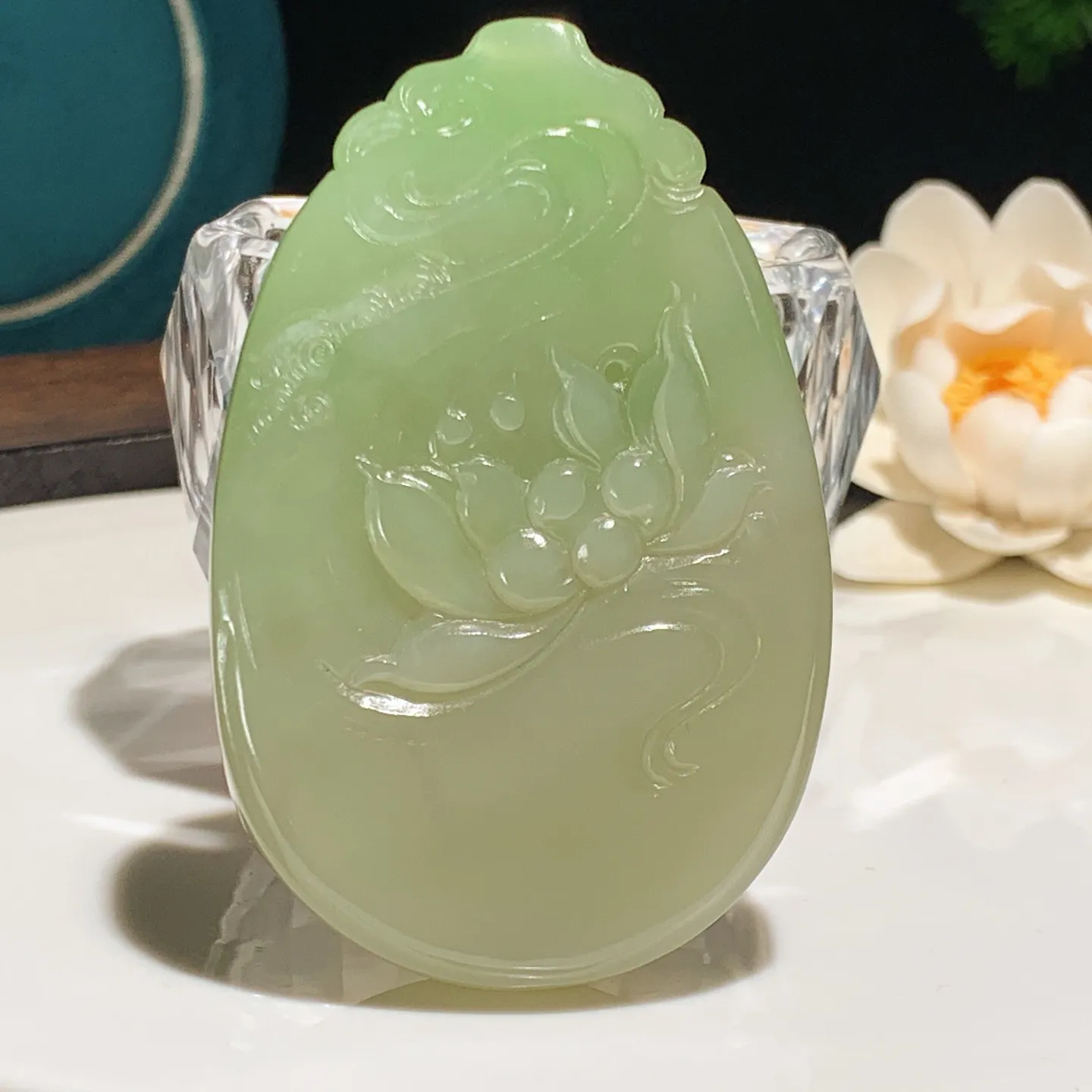 和田玉青海翠翠青佛引福来把件。尺寸72/46/21重102.8克。内径玉质细腻油润。手推出油。佩戴高端典雅。lt251205