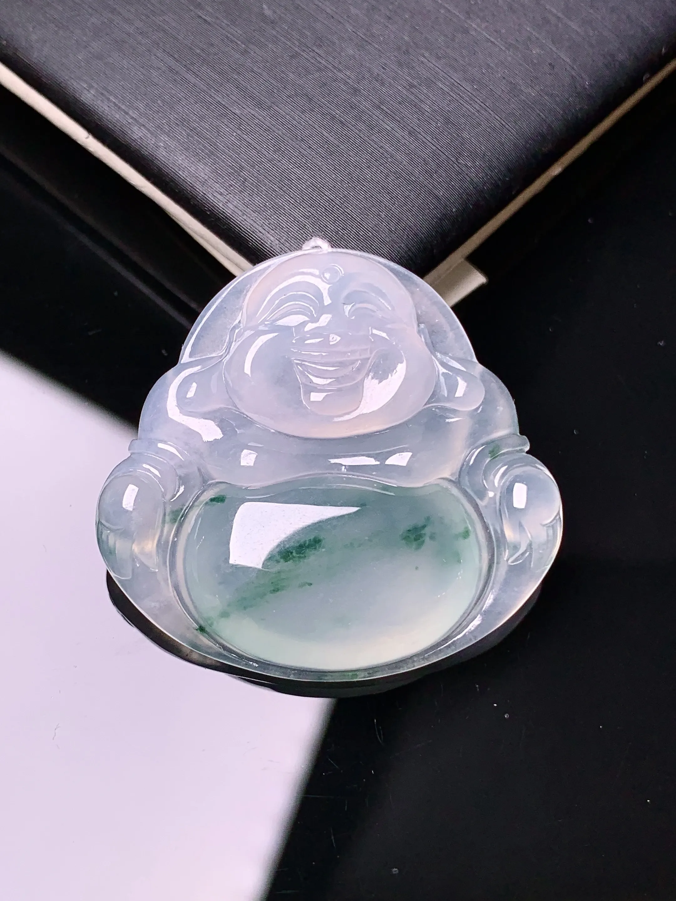 冰种飘绿佛公吊坠 玉质细腻 色泽清新艳丽 整体尺寸28.3*30.3*5.2