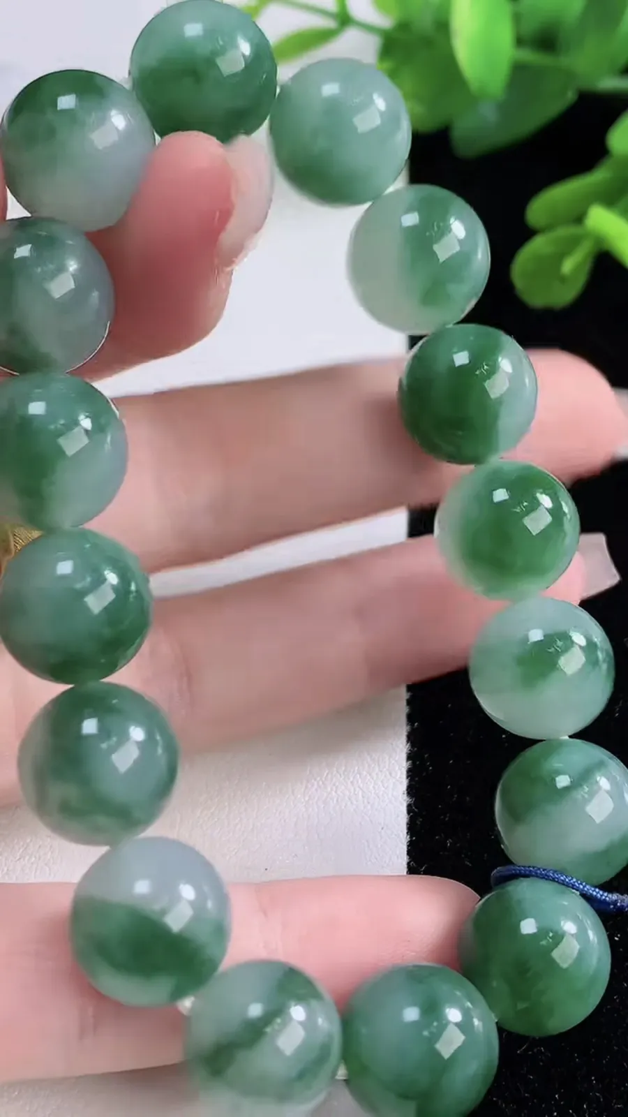 翡翠a货冰种飘花圆珠手串，尺寸12.4-16颗，重量:57.18g