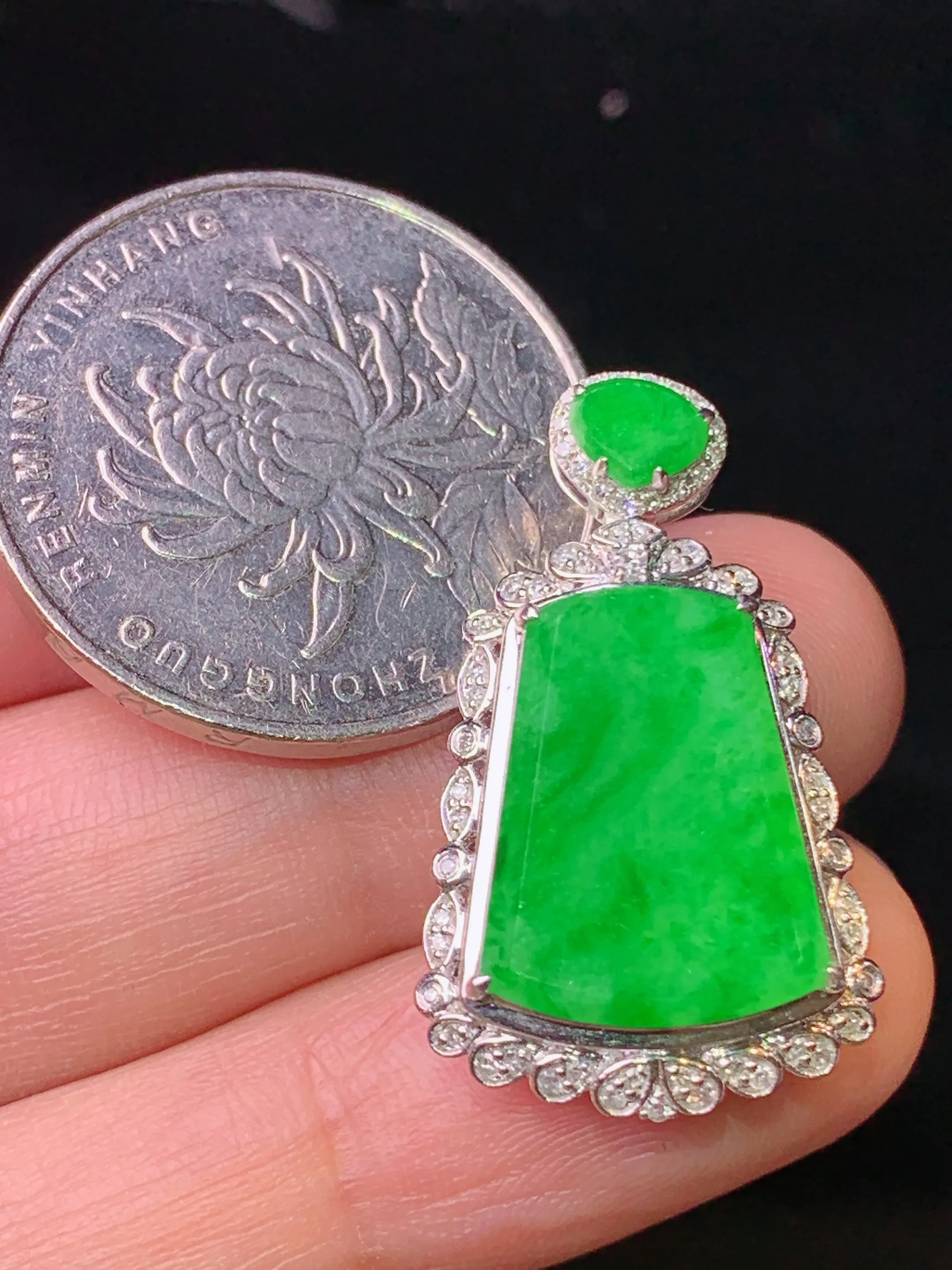 18k金钻镶嵌满绿无事牌吊坠 玉质细腻 色泽清新艳丽 整体尺寸28*16.8*6.8