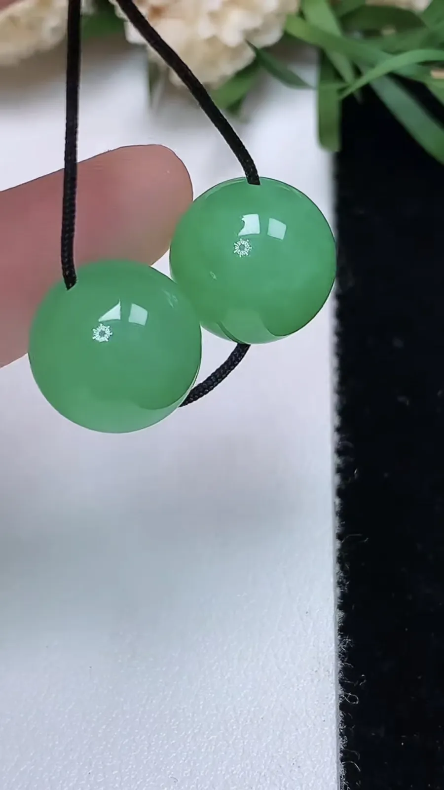 翡翠a货满绿圆珠一对，尺寸11.6，重量:5.77g